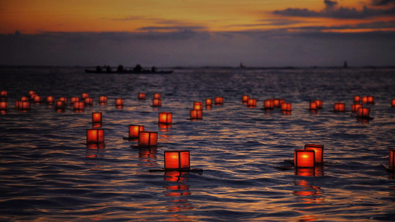 通过散放水上浮灯,为因灾难而丧生的人们祈祷(© Brandon Tabiolo/Pacific Stock/Photolibrary) - 2013/04/22 通过散放水上浮灯,为因灾难而丧生的人们祈祷(© Brandon Tabiolo/Pacific Stock/Photolibrary) - 2013/04/22