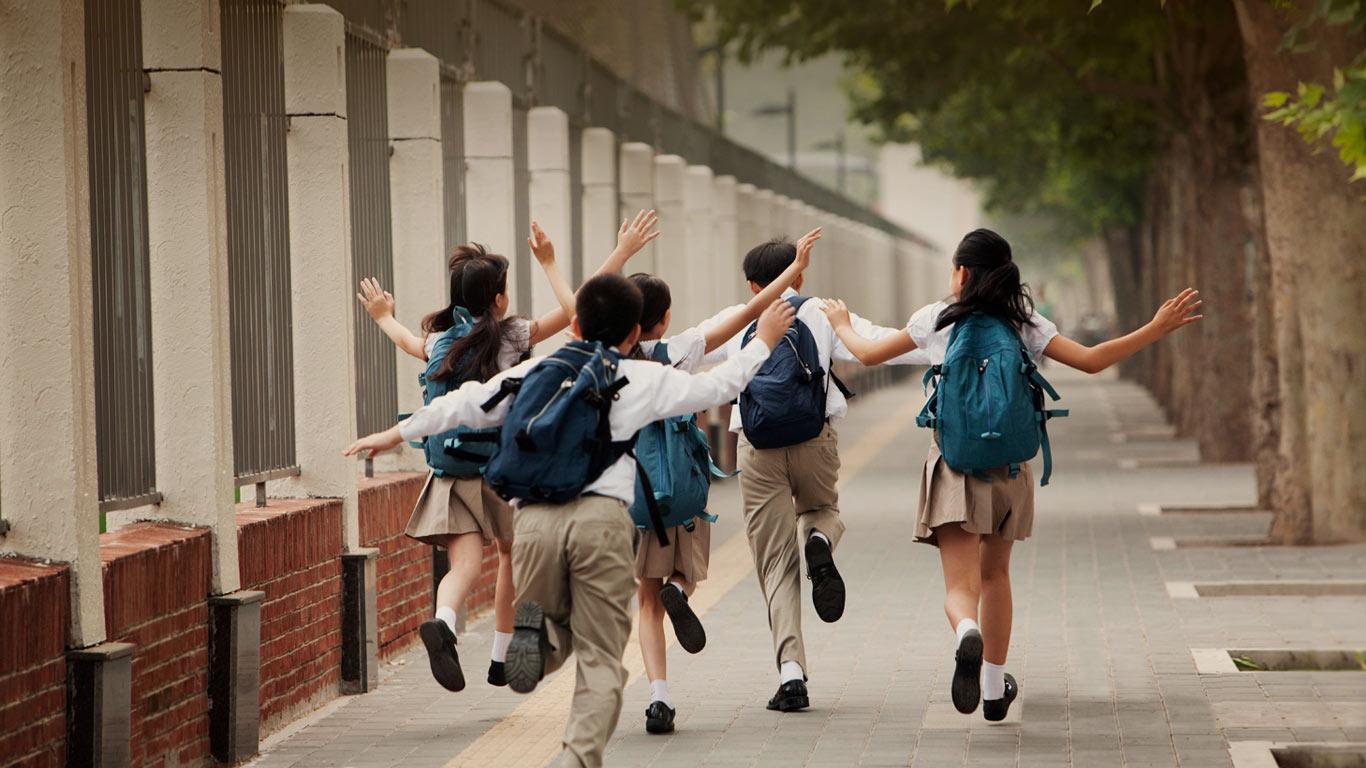 上学路上,身穿校服的学生的背影(© Blue Jean Images/Alamy) - 2013/05/31 上学路上,身穿校服的学生的背影(© Blue Jean Images/Alamy) - 2013/05/31