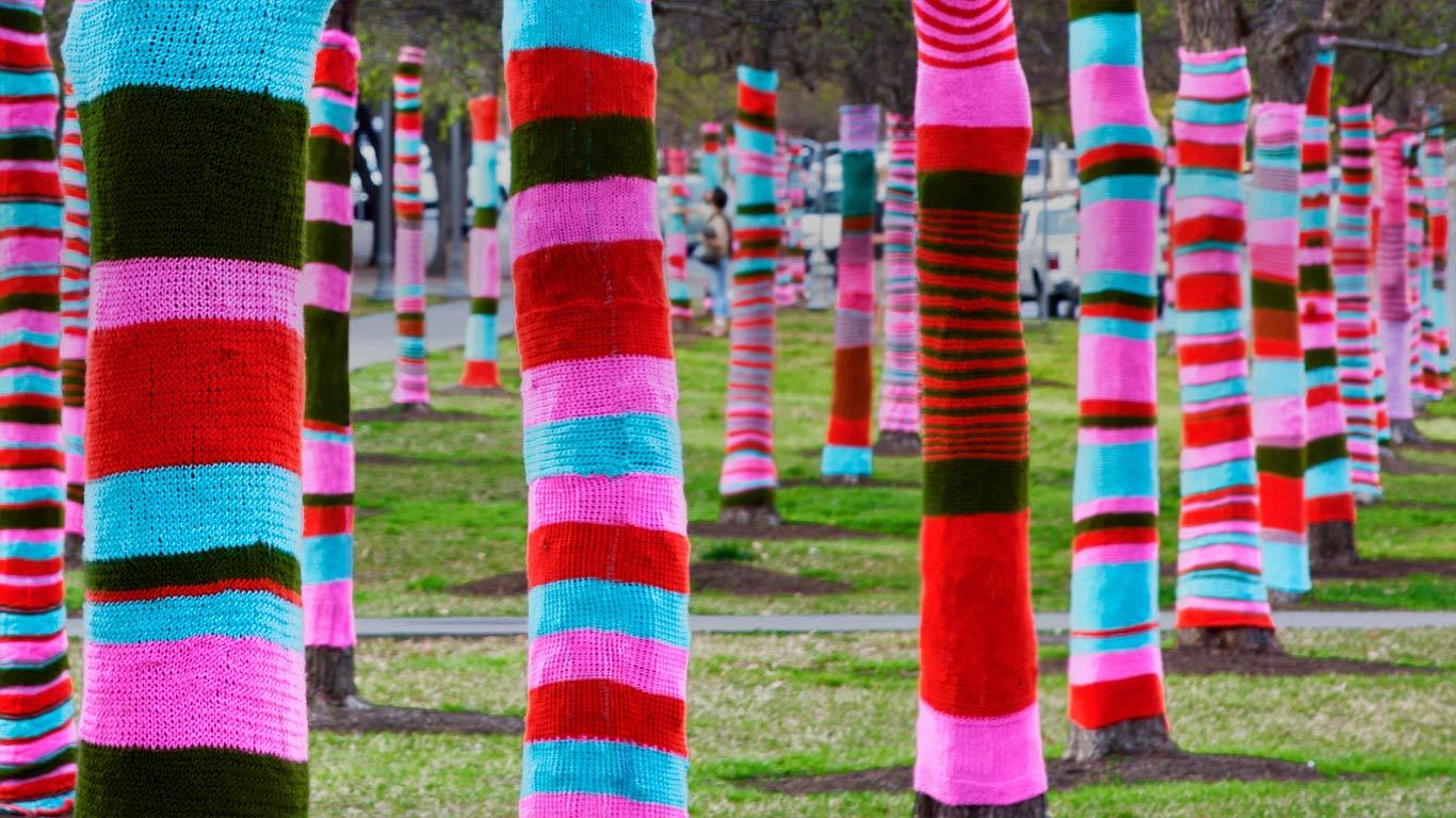 得克萨斯大学奥斯汀分校布兰顿艺术博物馆,穿“毛线袜”的树(© Inga Spence/Alamy) - 2013/06/07 得克萨斯大学奥斯汀分校布兰顿艺术博物馆,穿“毛线袜”的树(© Inga Spence/Alamy) - 2013/06/07