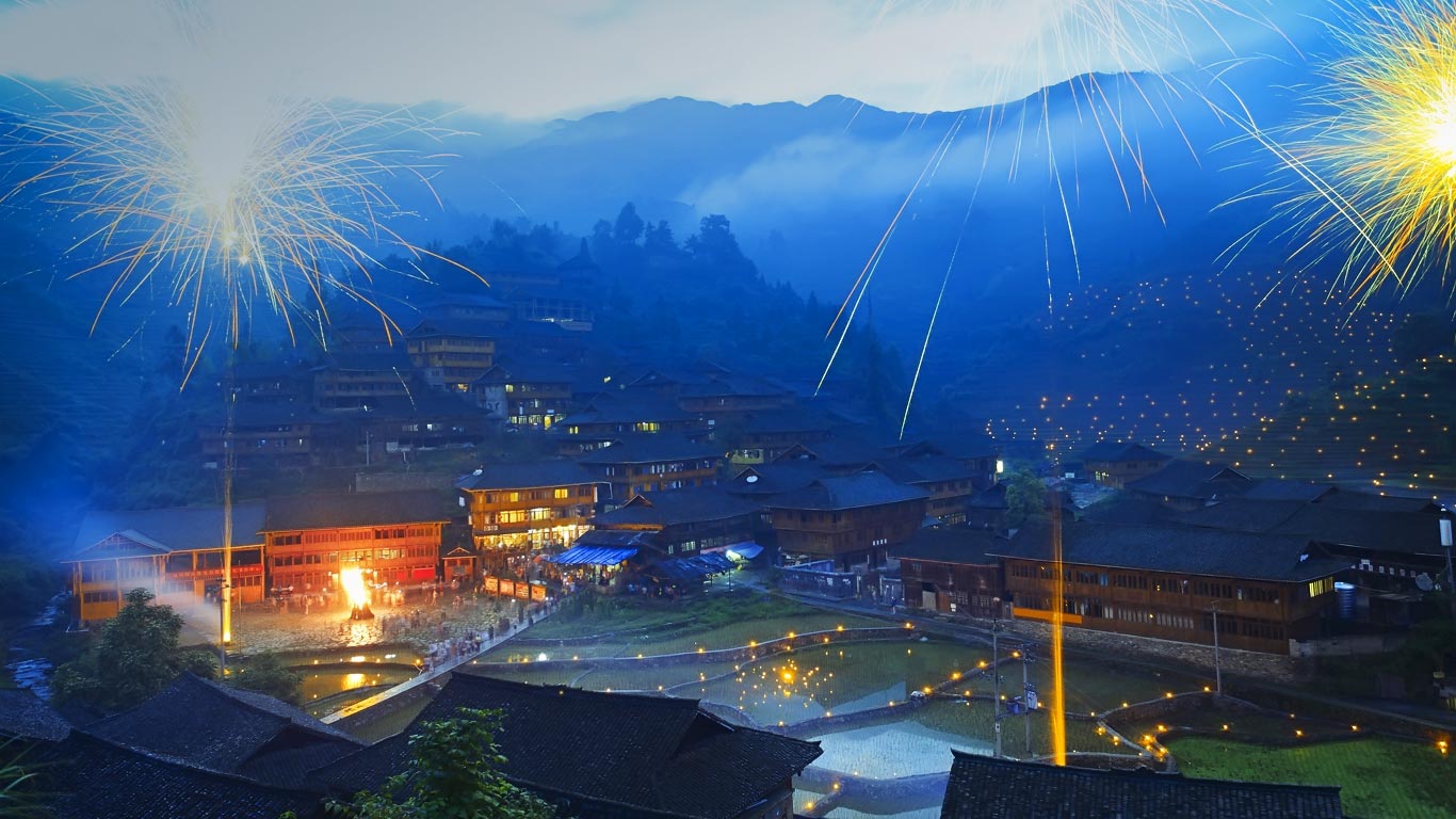 桂林龙胜大寨火把节,每年六月初六的传统节日(© HAIBO BI/E+/Getty Images) - 2013/08/05 桂林龙胜大寨火把节,每年六月初六的传统节日(© HAIBO BI/E+/Getty Images) - 2013/08/05