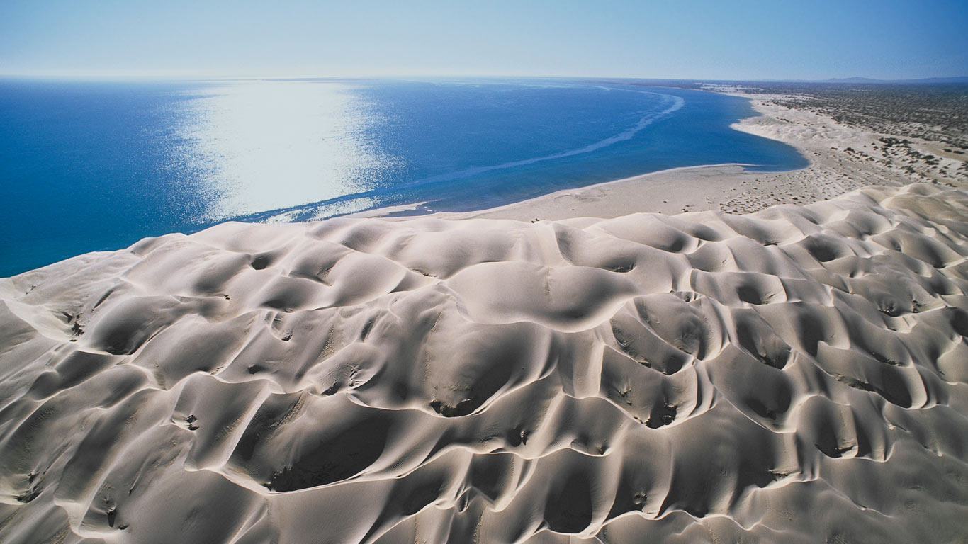 墨西哥格雷罗内洛罗,太平洋沿岸的新月形沙丘(© George Steinmetz/Corbis) - 2013/10/20 墨西哥格雷罗内洛罗,太平洋沿岸的新月形沙丘(© George Steinmetz/Corbis) - 2013/10/20