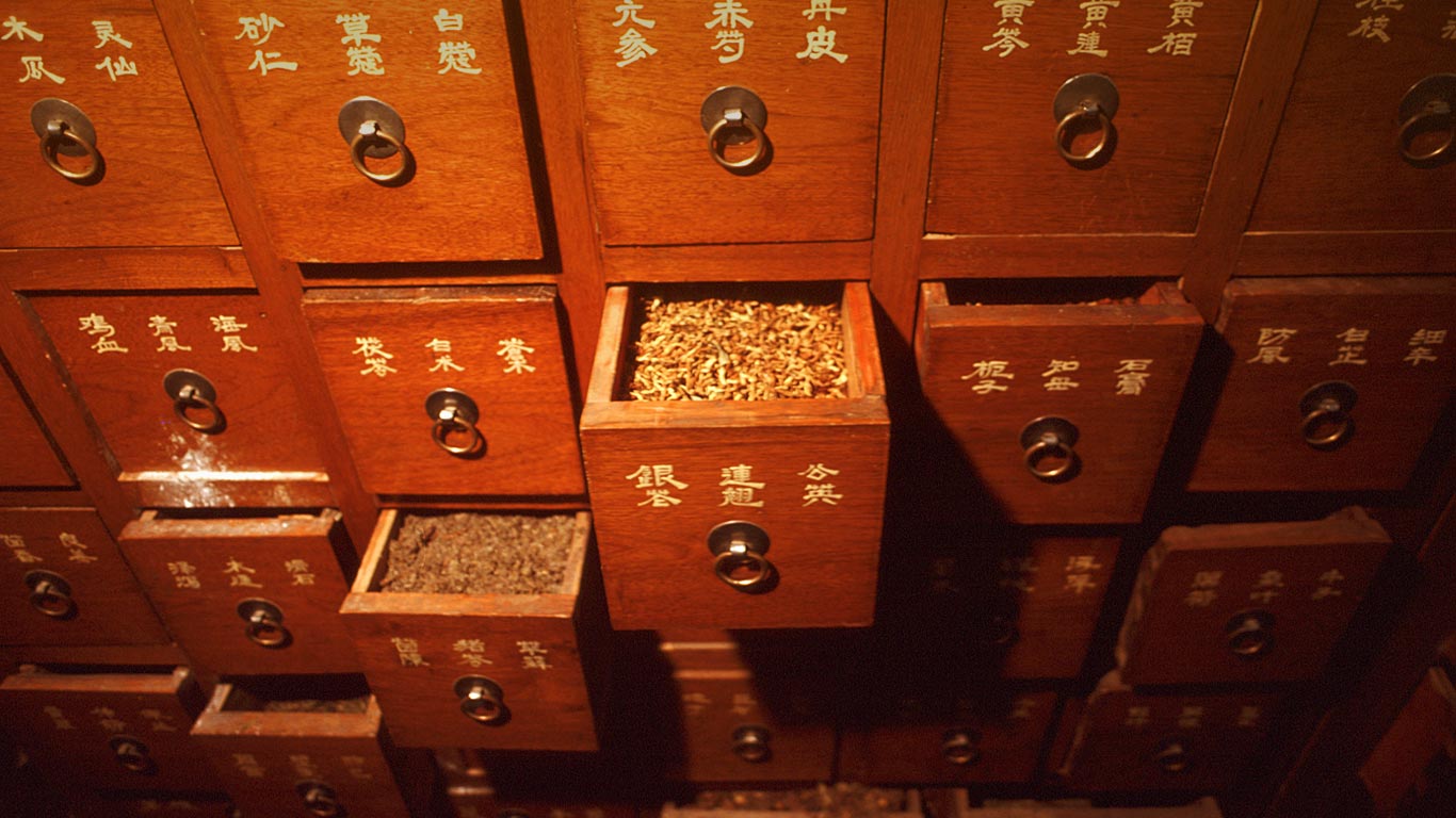 满是中药的药柜(© Eastphoto/AGE Fotostock) - 2013/10/28 满是中药的药柜(© Eastphoto/AGE Fotostock) - 2013/10/28