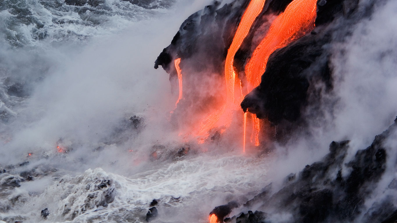 夏威夷卡拉帕纳,黏稠的火山熔岩从基拉韦厄注入海洋(© Ron Dahlquist/Aurora Photos) - 2013/11/19 夏威夷卡拉帕纳,黏稠的火山熔岩从基拉韦厄注入海洋(© Ron Dahlquist/Aurora Photos) - 2013/11/19