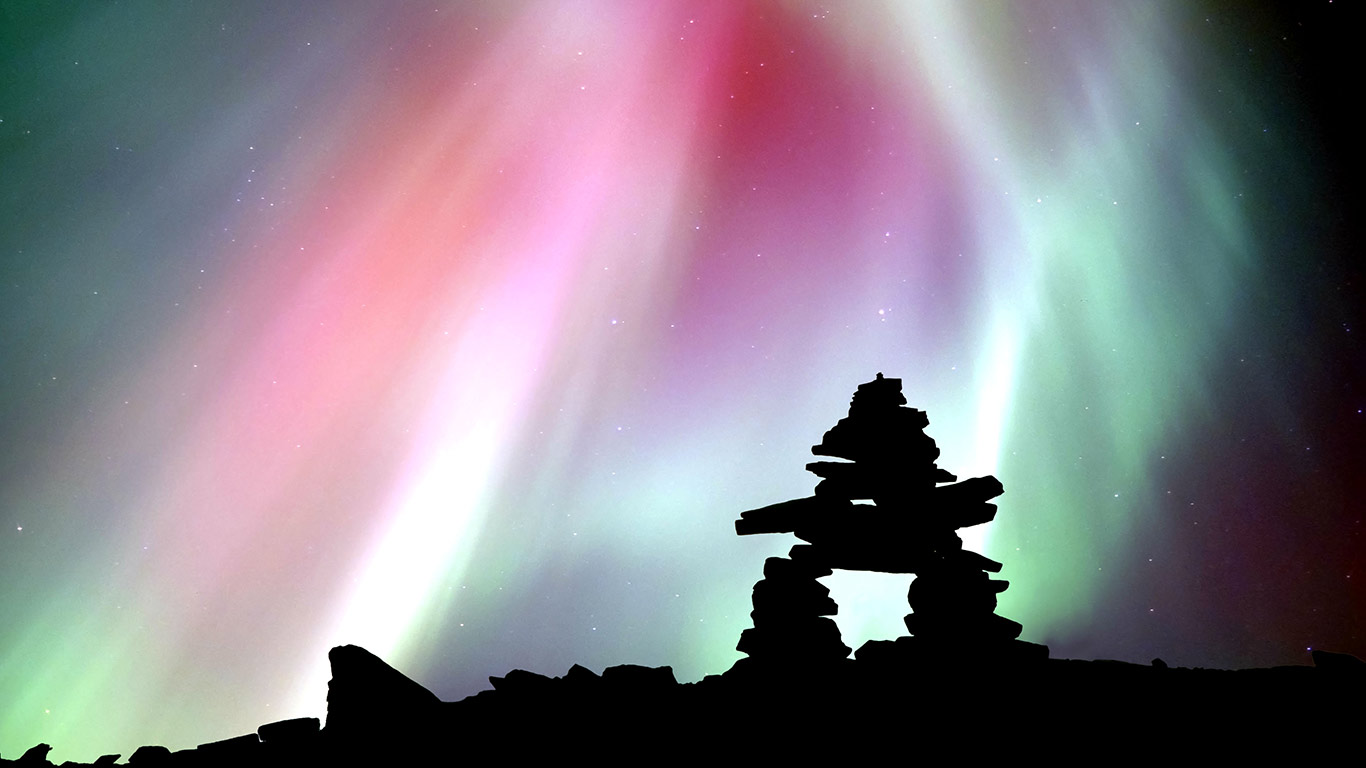 加拿大育空地区的极光与石头人(因努伊特石堆)(© Tom Walker/Photographers Choice/Getty Images) - 2013/11/23 加拿大育空地区的极光与石头人(因努伊特石堆)(© Tom Walker/Photographers Choice/Getty Images) - 2013/11/23