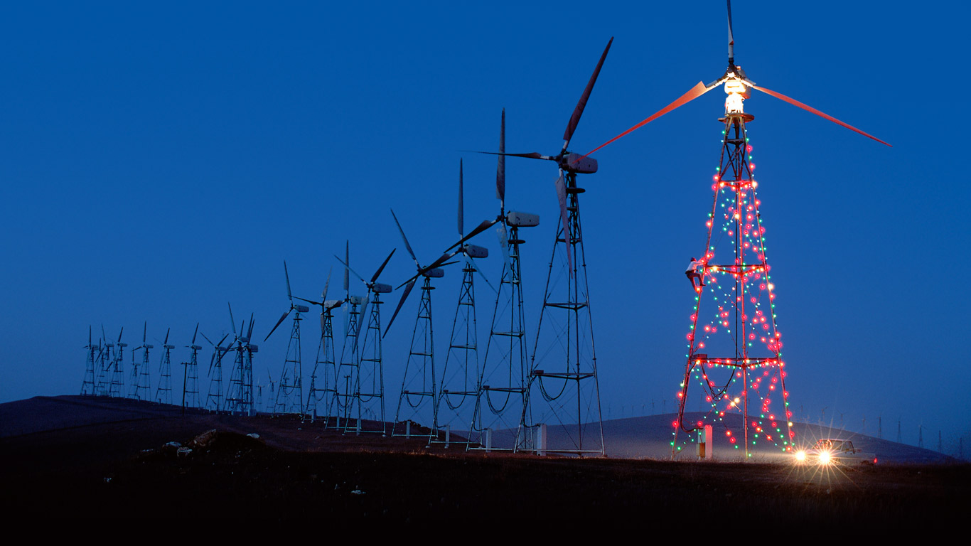 美国加州风力发电场的圣诞灯饰(© Roger Ressmeyer/Corbis/Aurora Photos) - 2013/12/23 美国加州风力发电场的圣诞灯饰(© Roger Ressmeyer/Corbis/Aurora Photos) - 2013/12/23