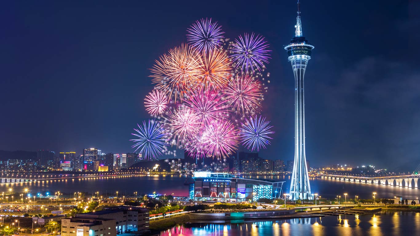 绚烂的烟花绽放在澳门的海湾上空(© coolbiere photograph/Flickr/Getty Images) - 2013/12/31 绚烂的烟花绽放在澳门的海湾上空(© coolbiere photograph/Flickr/Getty Images) - 2013/12/31