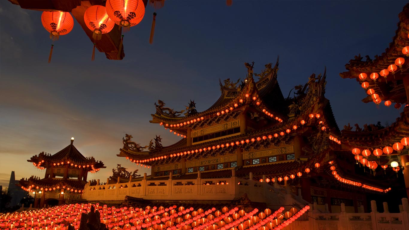 挂满红灯笼的中国寺庙(© CollinsChin/E+/Getty Images) - 2014/01/22 挂满红灯笼的中国寺庙(© CollinsChin/E+/Getty Images) - 2014/01/22