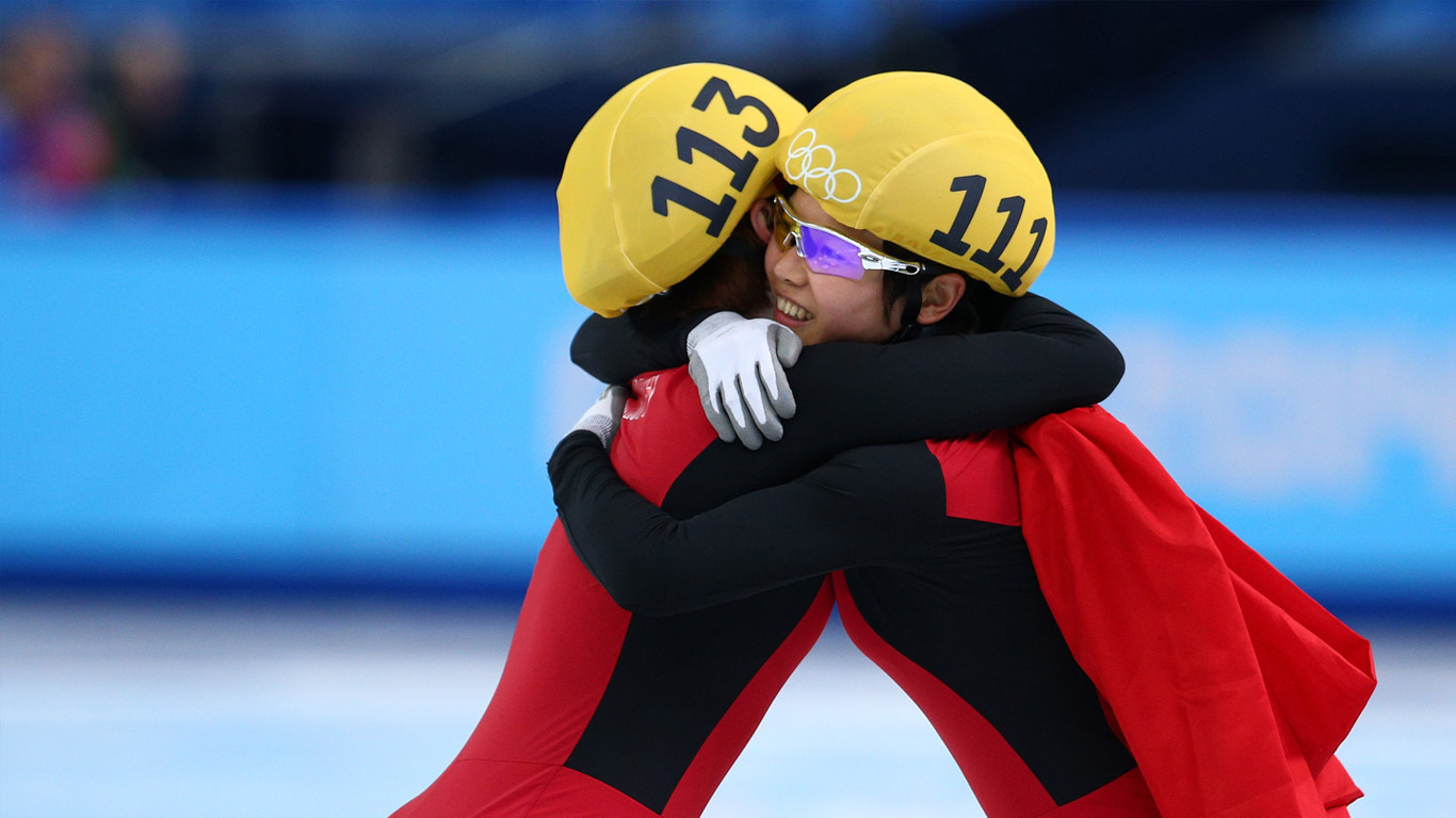 俄罗斯索契冬奥会第8天2014年2月15日,周洋(左)短道速滑女子1500米项目夺冠后激动地抱着李坚柔(© Xinhua/Wang Haofei/Corbis) - 2014/02/21 俄罗斯索契冬奥会第8天2014年2月15日,周洋(左)短道速滑女子1500米项目夺冠后激动地抱着李坚柔(© Xinhua/Wang Haofei/Corbis) - 2014/02/21