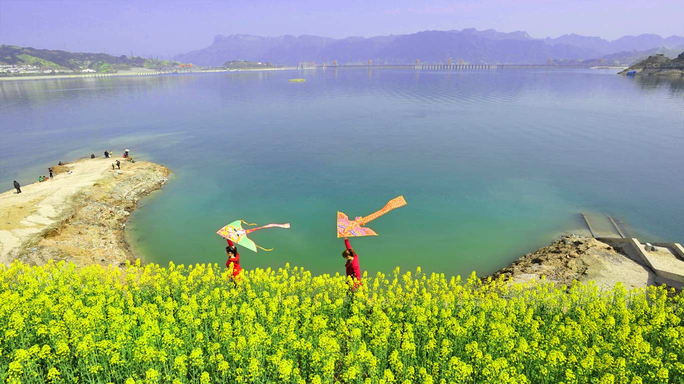 2012年3月24日湖北宜昌秭归县,在三峡大坝附近放风筝的游人(© Zheng Jiayu/Xinhua Press/Corbis) - 2014/03/21 2012年3月24日湖北宜昌秭归县,在三峡大坝附近放风筝的游人(© Zheng Jiayu/Xinhua Press/Corbis) - 2014/03/21