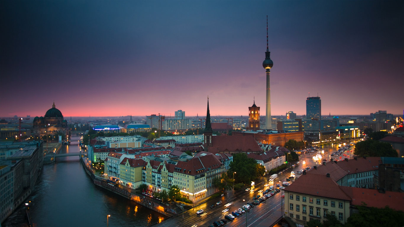 德国柏林夜晚天际线的微速摄影(© Schroptschop/Getty Images) - 2014/05/01 德国柏林夜晚天际线的微速摄影(© Schroptschop/Getty Images) - 2014/05/01