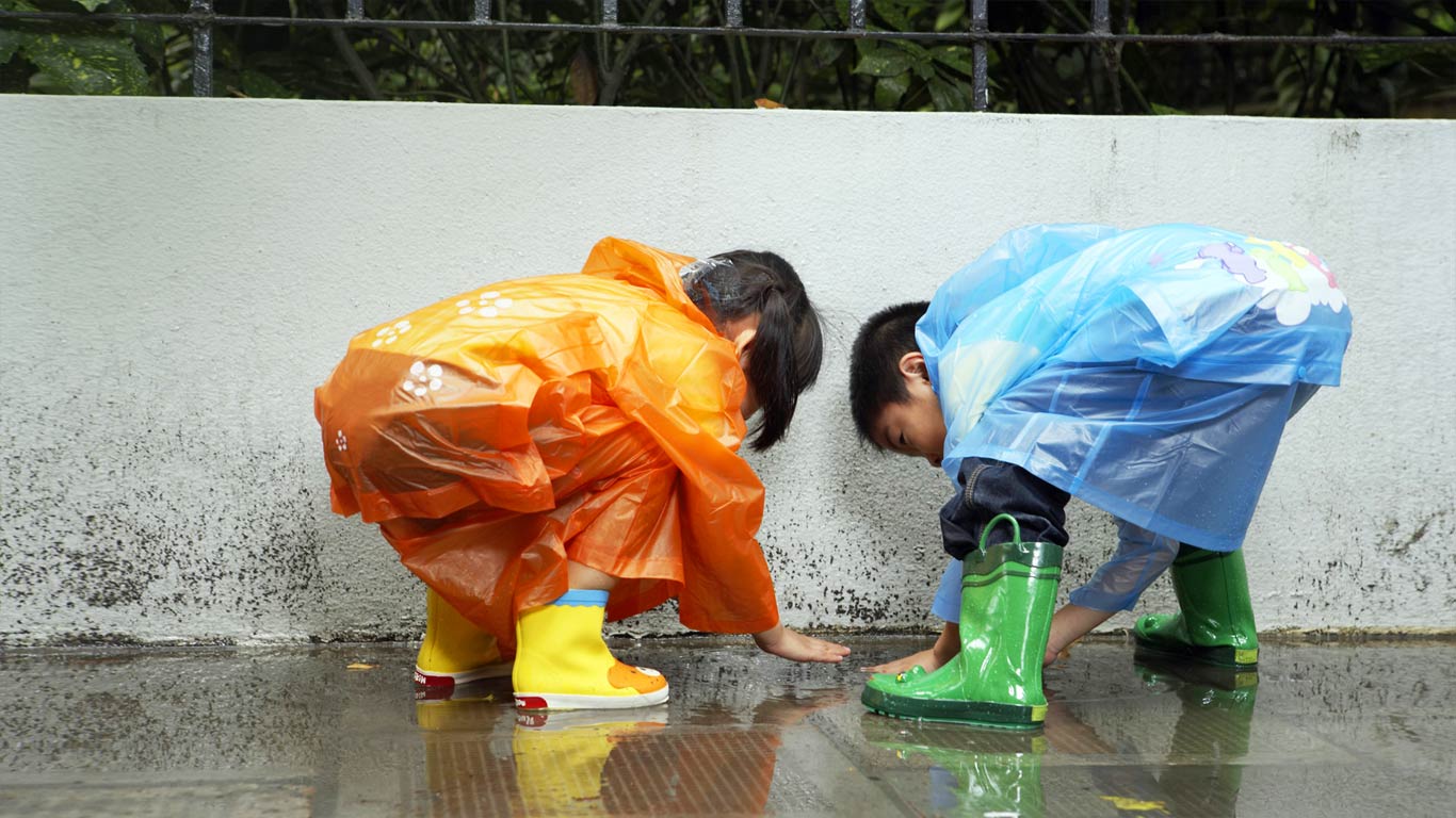 穿着雨衣的儿童(© Blue Jean Images/Corbis) - 2014/05/31 穿着雨衣的儿童(© Blue Jean Images/Corbis) - 2014/05/31