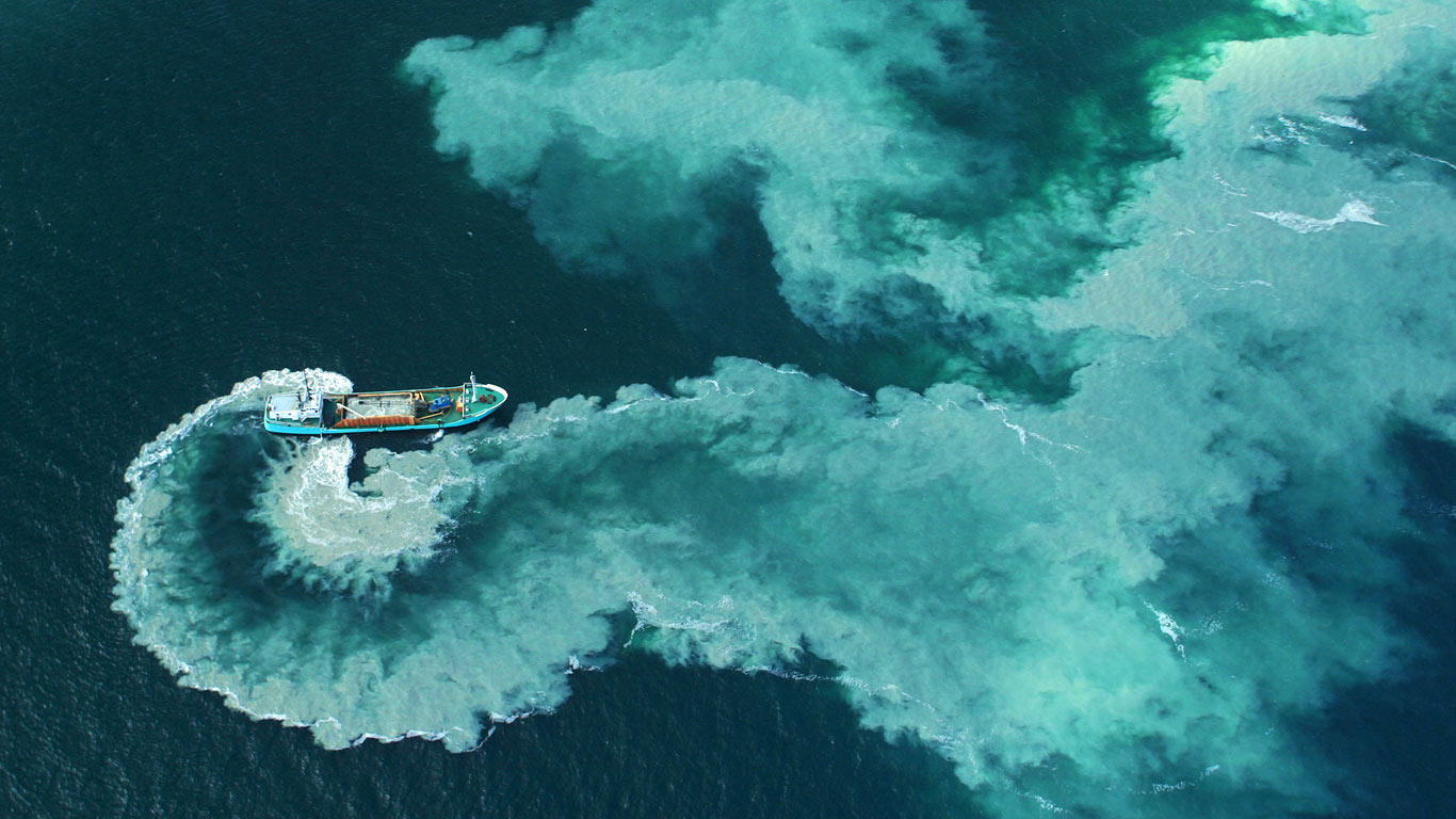 法国哥雷纳昂群岛附近的一艘挖泥船(© Andia/Latitude Stock) - 2014/09/16 法国哥雷纳昂群岛附近的一艘挖泥船(© Andia/Latitude Stock) - 2014/09/16