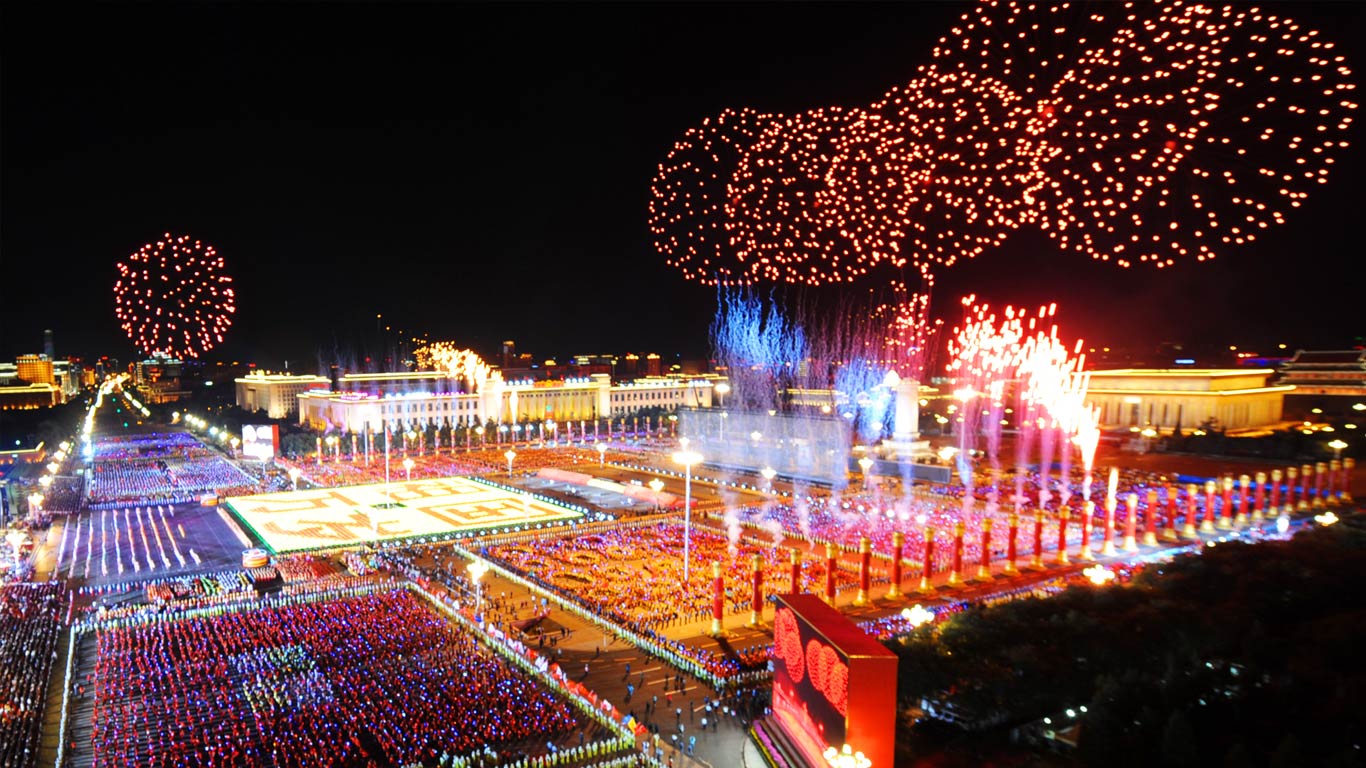 2009年10月1日国庆节,天安门广场上空的焰火 (? Yang Lei(c)/Xinhua Press/Corbis) - 2014/09/30 2009年10月1日国庆节,天安门广场上空的焰火 (? Yang Lei(c)/Xinhua Press/Corbis) - 2014/09/30