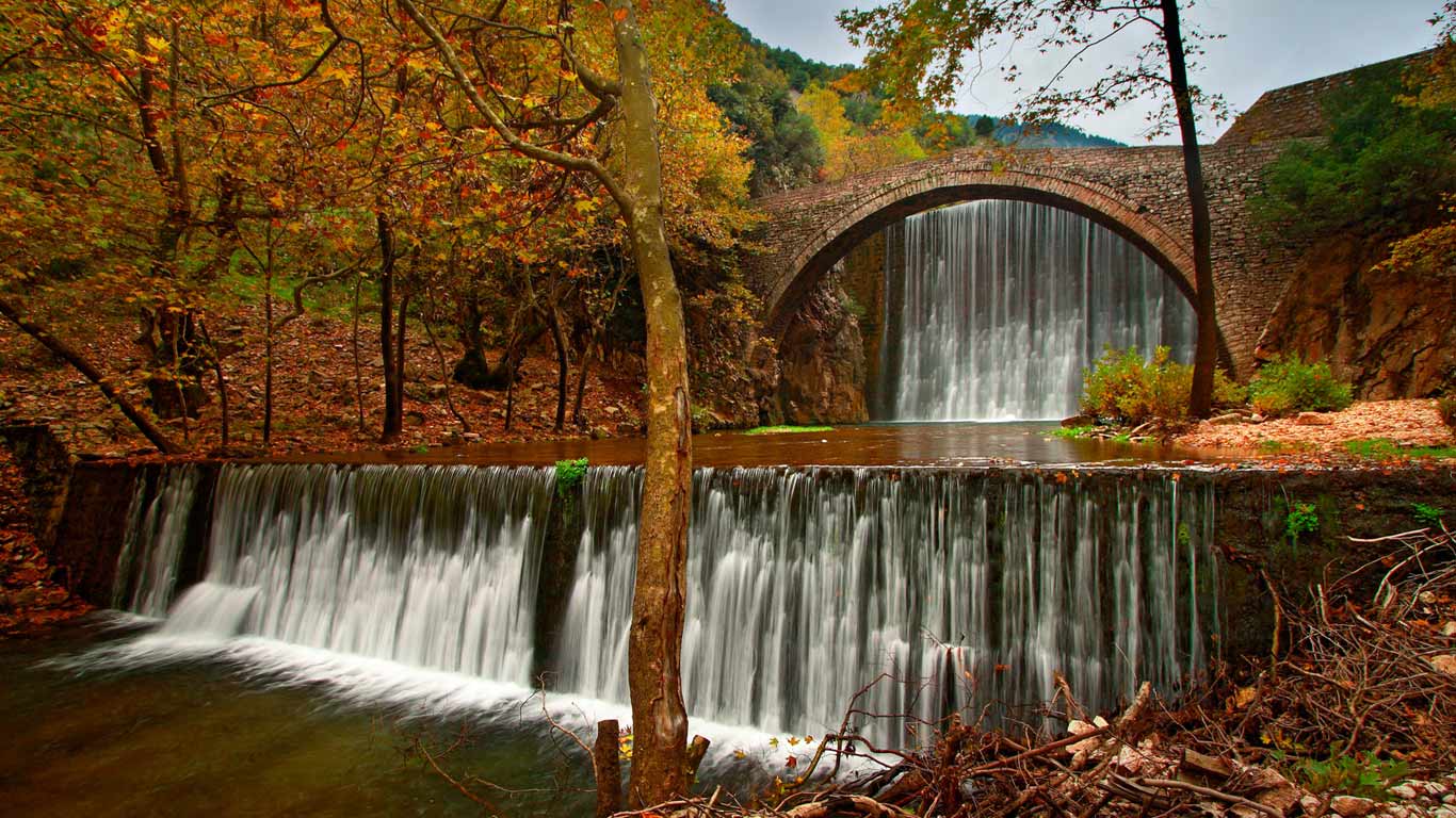 希腊特里卡拉,瀑布小桥,秋意浓浓(© Hercules Milas/Alamy) - 2014/10/06 希腊特里卡拉,瀑布小桥,秋意浓浓(© Hercules Milas/Alamy) - 2014/10/06
