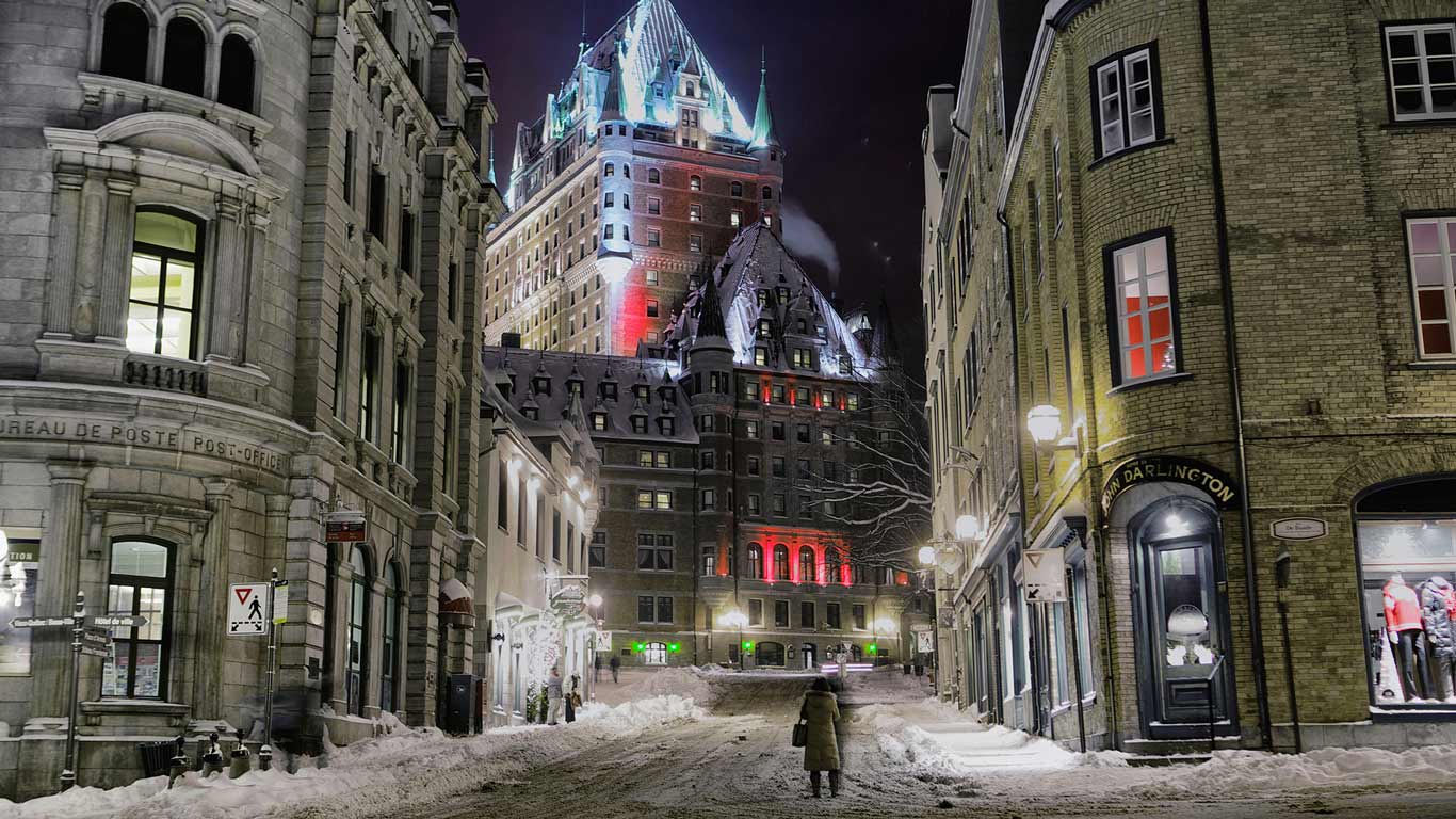 加拿大魁北克,暴风雪后的费尔蒙特芳缇娜城堡酒店(© Korivo/Alamy) - 2014/12/21 加拿大魁北克,暴风雪后的费尔蒙特芳缇娜城堡酒店(© Korivo/Alamy) - 2014/12/21