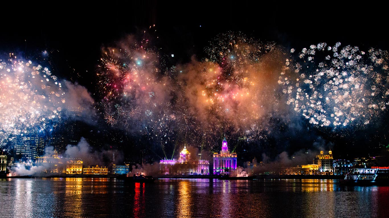 上海外滩烟花秀(© Danny Hu/Moment Open/Getty Images) - 2015/01/01 上海外滩烟花秀(© Danny Hu/Moment Open/Getty Images) - 2015/01/01