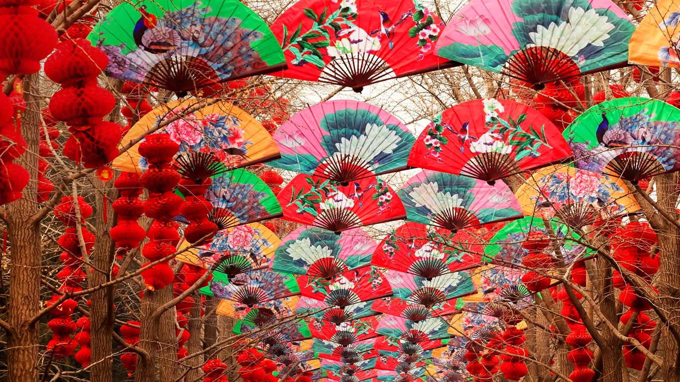 北京天坛春节期间,纸扇与红灯笼(© Wiliam Perry/Alamy) - 2015/02/23 北京天坛春节期间,纸扇与红灯笼(© Wiliam Perry/Alamy) - 2015/02/23
