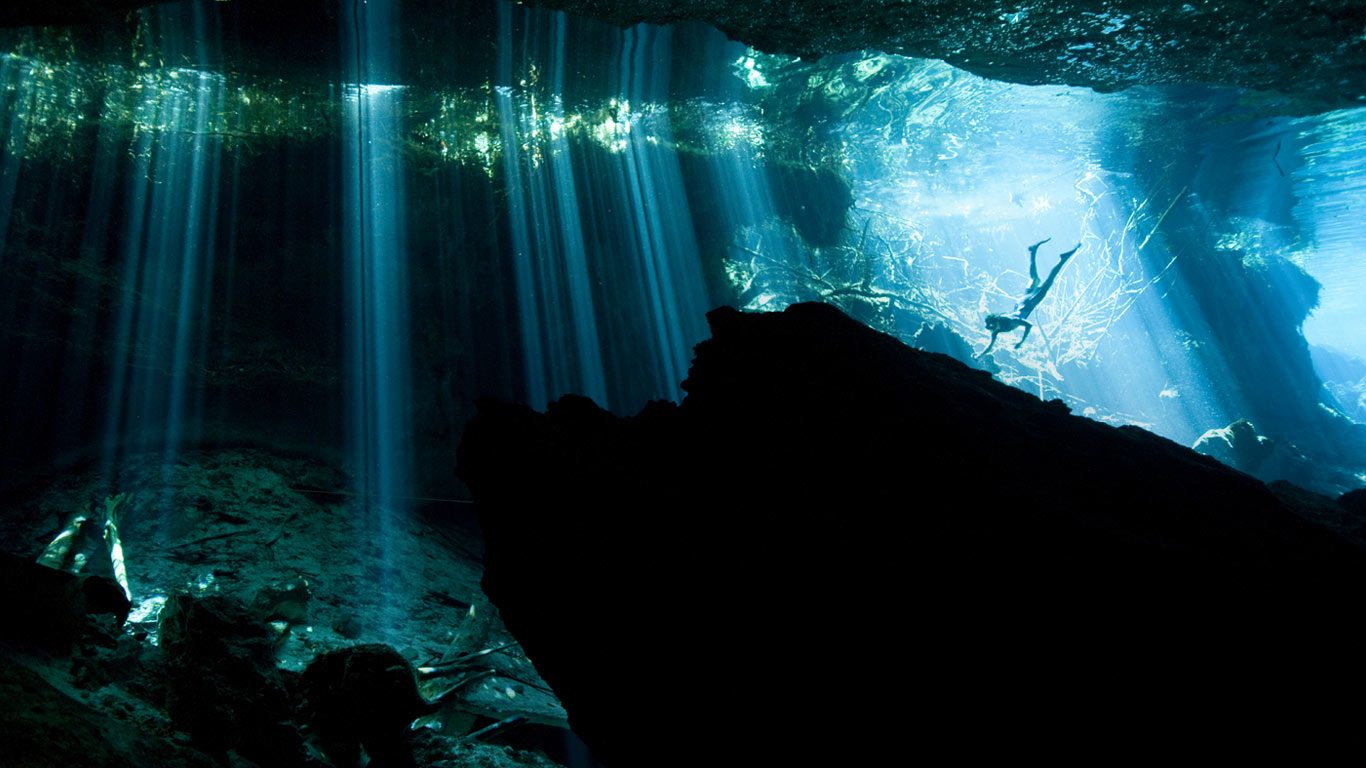 墨西哥艾库玛尔附近,水中岩洞内的潜水者(© Paul Nicklen/Getty Images) - 2015/04/06 墨西哥艾库玛尔附近,水中岩洞内的潜水者(© Paul Nicklen/Getty Images) - 2015/04/06