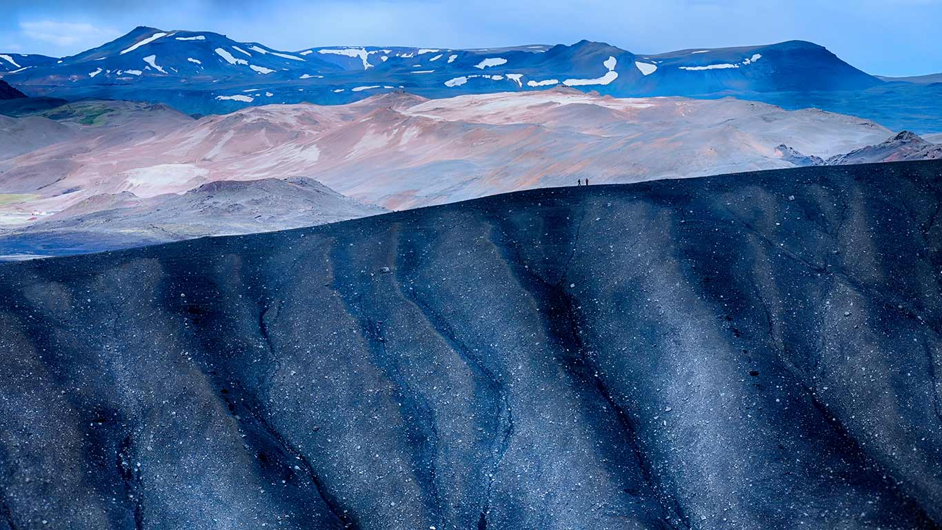 冰岛,火山附近的徒步旅行者(© Joseph Calev) - 2015/04/21 冰岛,火山附近的徒步旅行者(© Joseph Calev) - 2015/04/21
