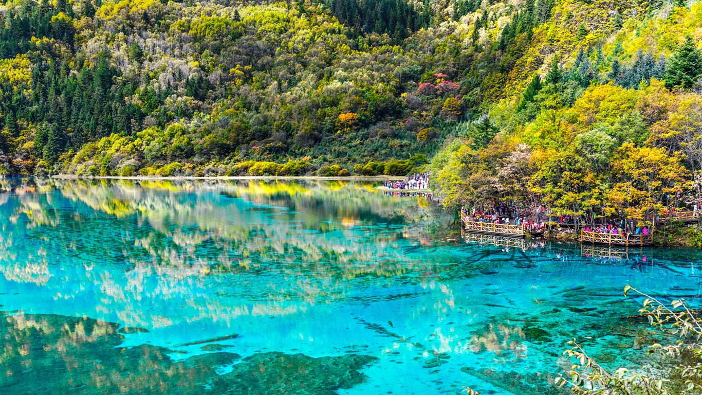 四川九寨沟,游人如织(© Vadim Petrakov/Shutterstock) - 2015/05/01 四川九寨沟,游人如织(© Vadim Petrakov/Shutterstock) - 2015/05/01