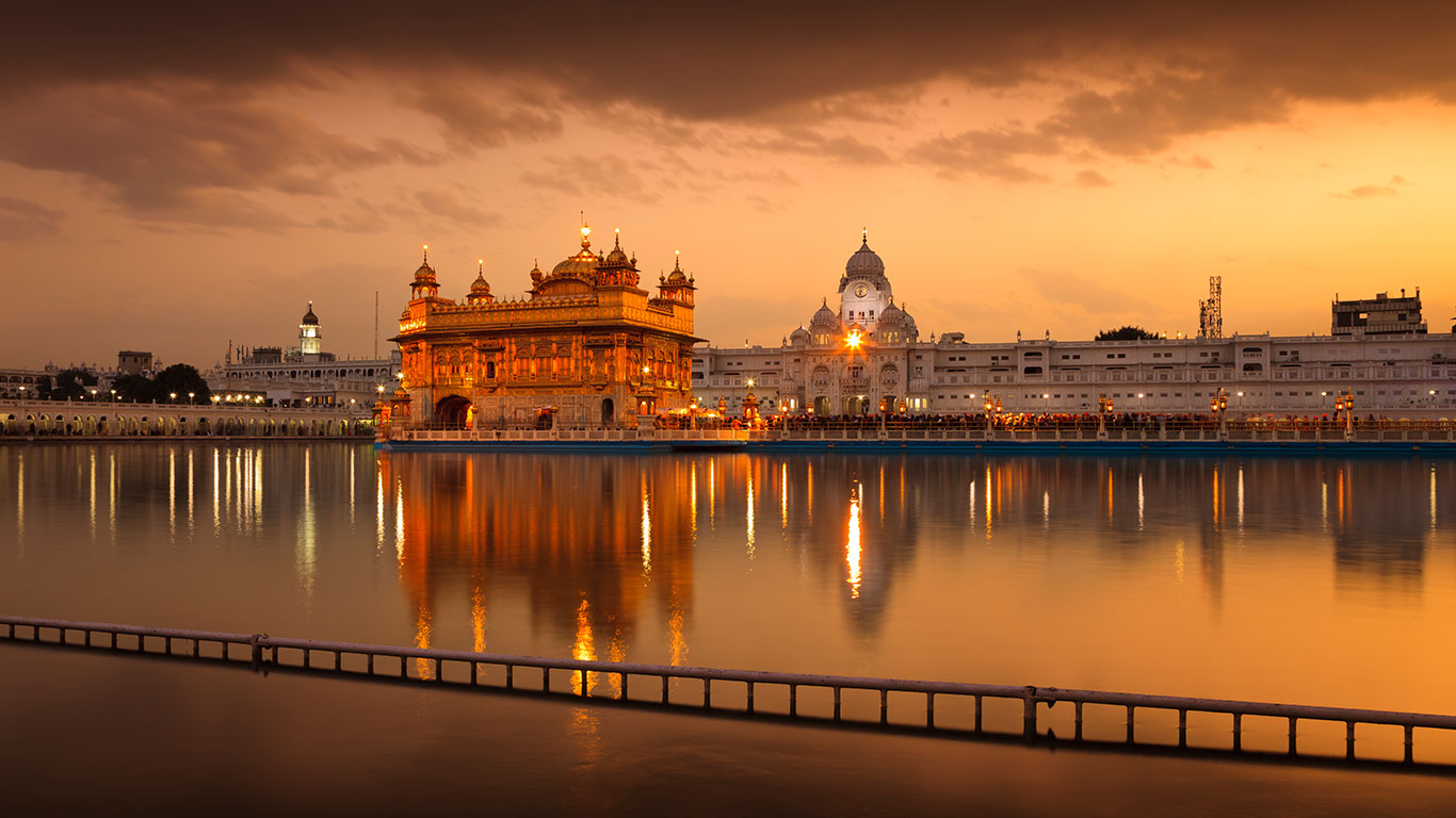 印度旁遮普邦的金庙(© Kimberley Coole/Lonely Planet Images/Getty Images) - 2015/07/05 印度旁遮普邦的金庙(© Kimberley Coole/Lonely Planet Images/Getty Images) - 2015/07/05