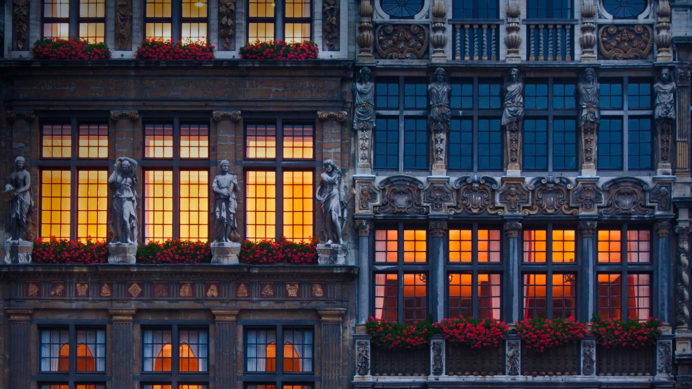 比利时,布鲁塞尔大广场上的建筑(© Charles Bowman/Corbis) - 2015/07/21 比利时,布鲁塞尔大广场上的建筑(© Charles Bowman/Corbis) - 2015/07/21