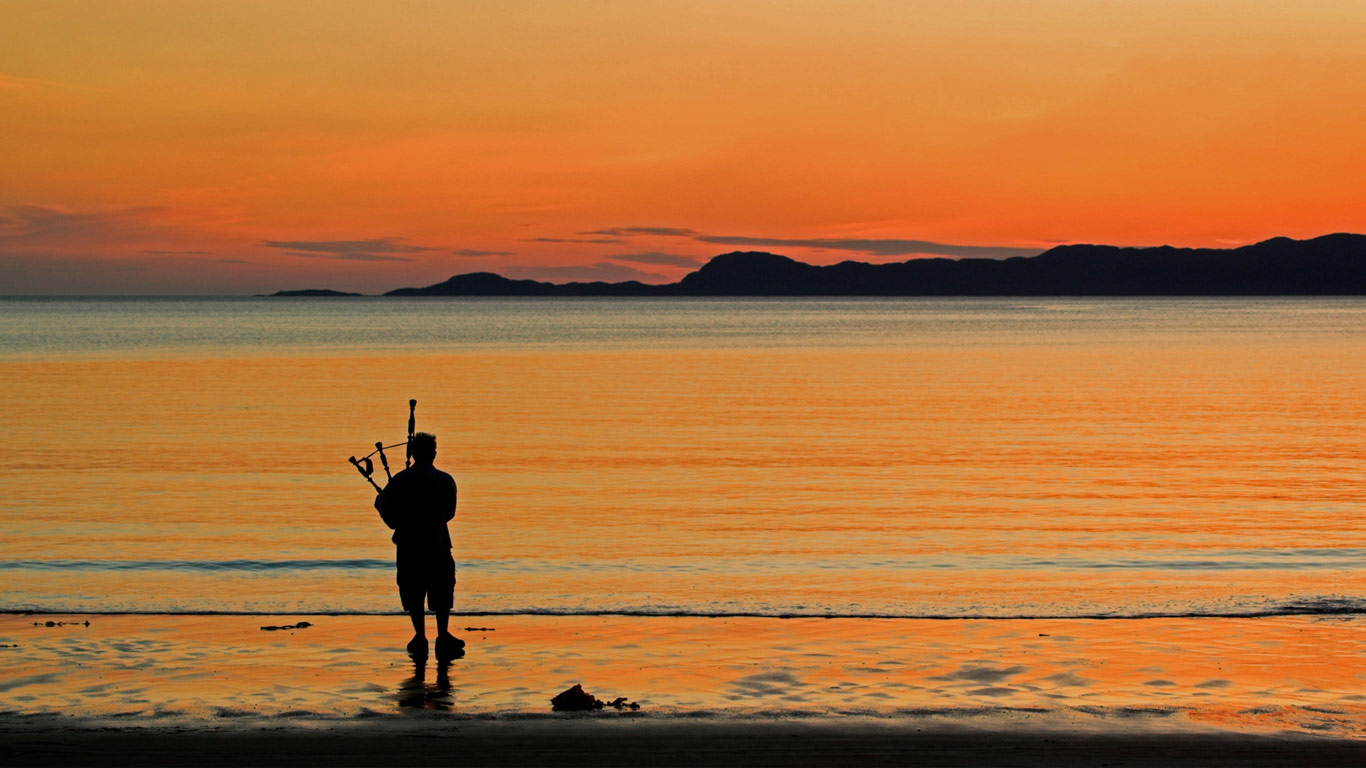苏格兰,海滩上的风笛手(© ColsTravel/Alamy) - 2015/07/28 苏格兰,海滩上的风笛手(© ColsTravel/Alamy) - 2015/07/28