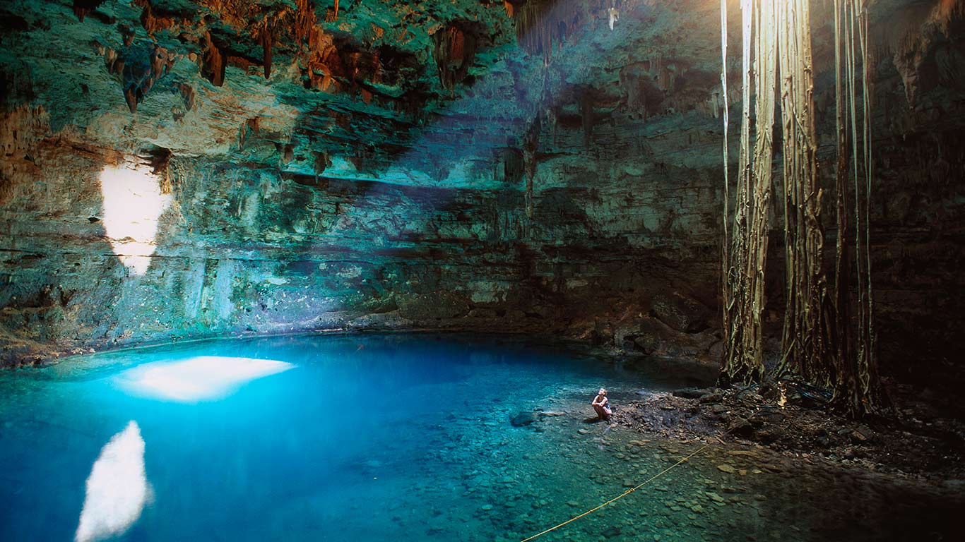 墨西哥,尤卡坦半岛,靠近巴拉多利德的萨姆拉天坑(© ML Sinibaldi/Lithium/age fotostock) - 2015/08/07 墨西哥,尤卡坦半岛,靠近巴拉多利德的萨姆拉天坑(© ML Sinibaldi/Lithium/age fotostock) - 2015/08/07