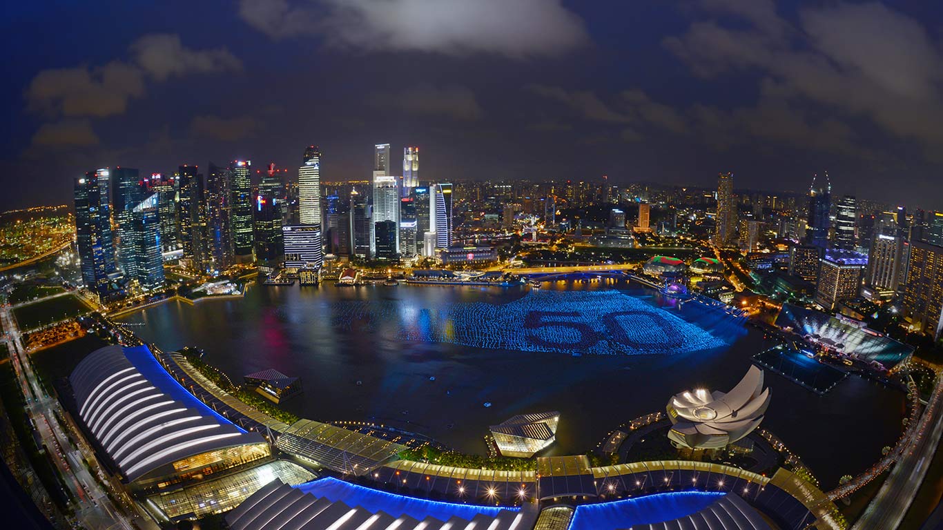 为庆祝新加坡五十周年国庆,滨海湾灯火通明(© Then Chih Wey/Xinhua/Alamy) - 2015/08/09 为庆祝新加坡五十周年国庆,滨海湾灯火通明(© Then Chih Wey/Xinhua/Alamy) - 2015/08/09