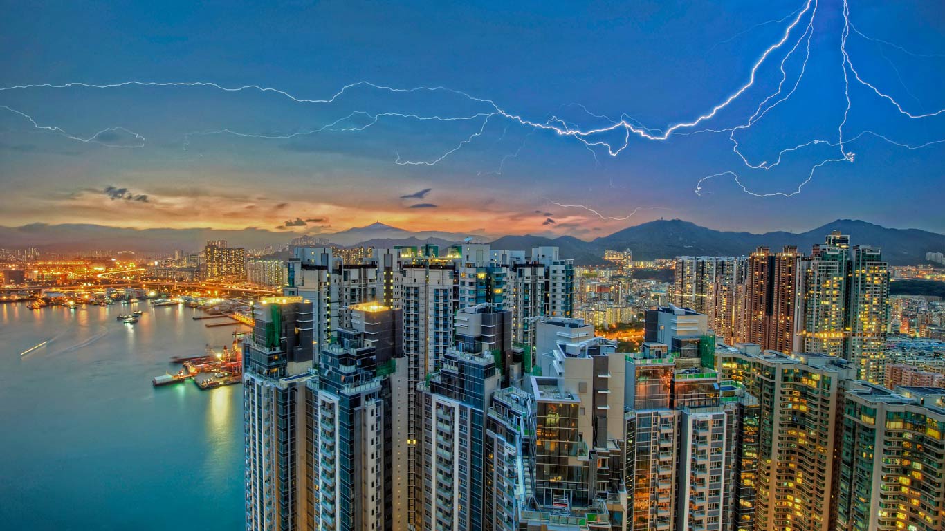 香港,电闪雷鸣中的九龙半岛(© Daniel Chui/Moment/Getty Images) - 2015/08/24 香港,电闪雷鸣中的九龙半岛(© Daniel Chui/Moment/Getty Images) - 2015/08/24