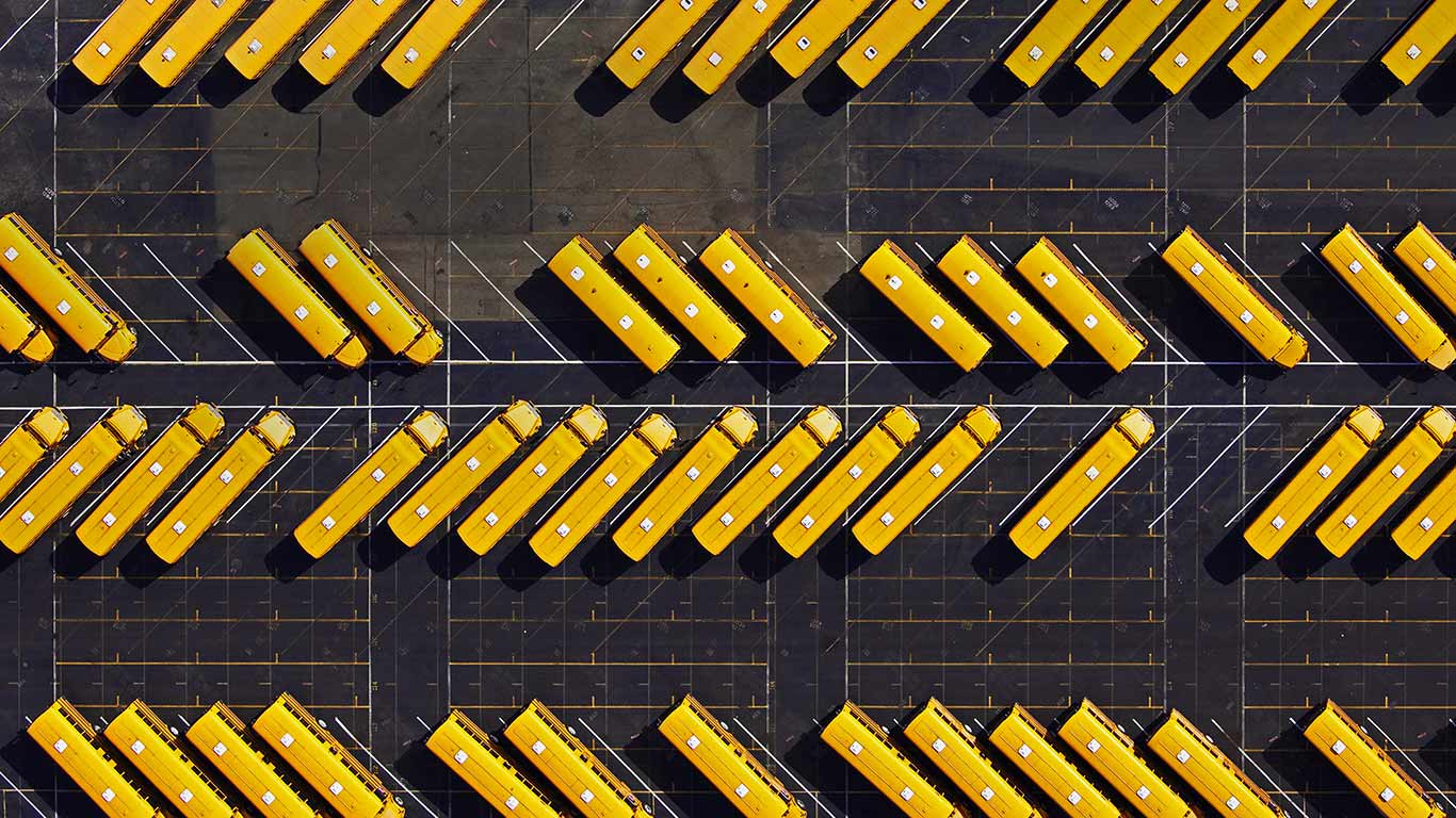 鳞次栉比的黄色校车(© Space Images/Blend Images/Getty Images) - 2015/09/01 鳞次栉比的黄色校车(© Space Images/Blend Images/Getty Images) - 2015/09/01