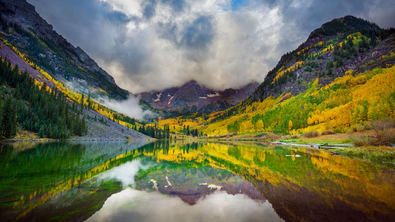 美国,科罗拉多州,褐湖与褐铃山(© Inge Johnsson/Alamy) - 2015/11/03 美国,科罗拉多州,褐湖与褐铃山(© Inge Johnsson/Alamy) - 2015/11/03