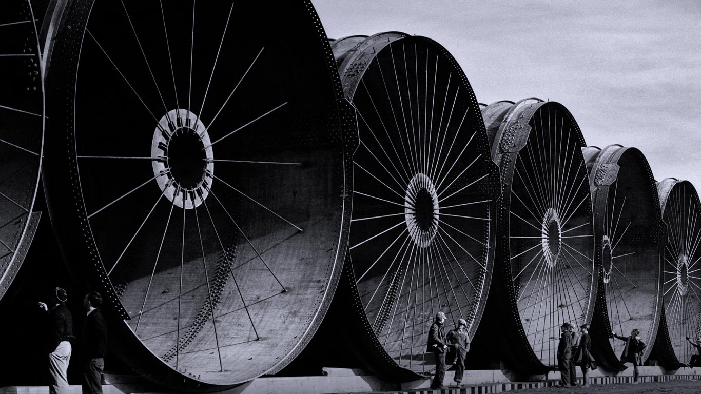 美国,蒙大拿州, 佩克堡水坝的管道(© Margaret Bourke-White/The LIFE Picture Collection/Getty Images) - 2015/11/24 美国,蒙大拿州, 佩克堡水坝的管道(© Margaret Bourke-White/The LIFE Picture Collection/Getty Images) - 2015/11/24