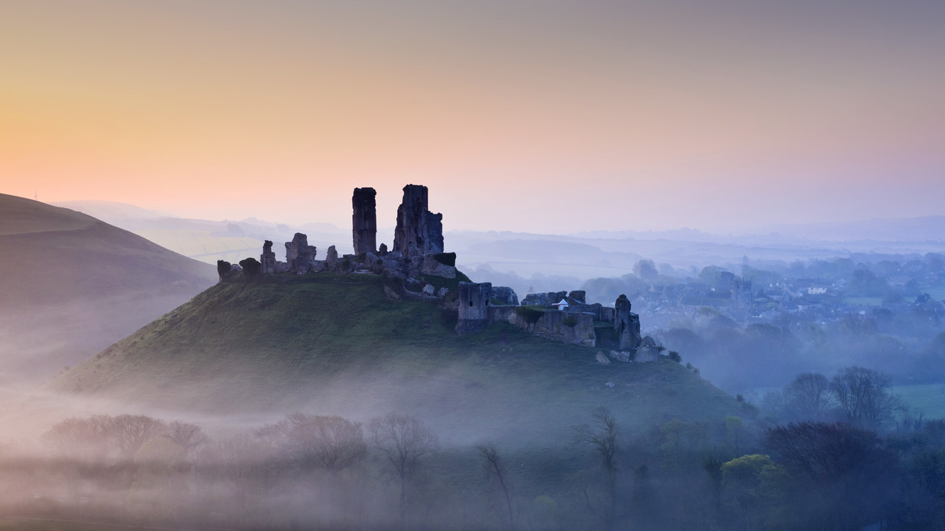 英格兰,多塞特郡,薄雾笼罩在日出时分的科夫堡(© Mark Bauer/LOOP IMAGES/Loop Images/Corbis) - 2015/12/14 英格兰,多塞特郡,薄雾笼罩在日出时分的科夫堡(© Mark Bauer/LOOP IMAGES/Loop Images/Corbis) - 2015/12/14