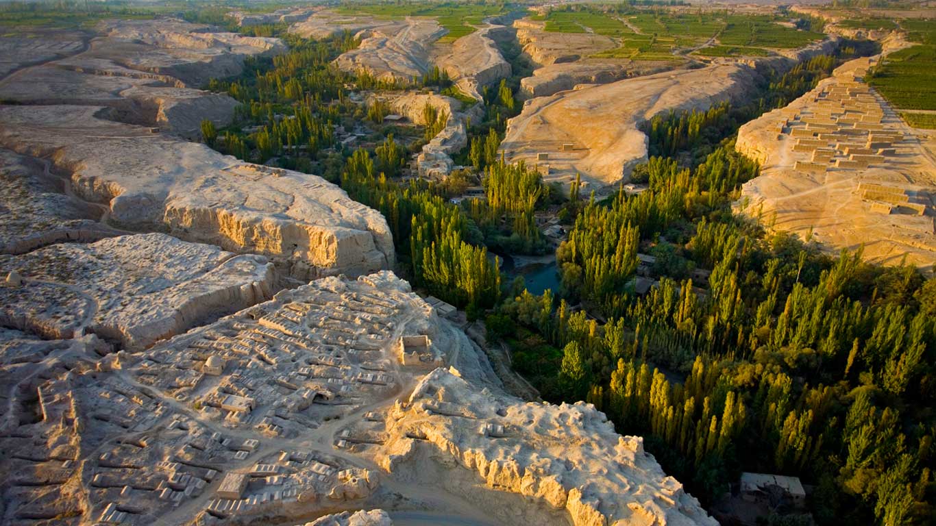 中国,新疆,俯瞰吐鲁番盆地上的河谷 (© George Steinmetz/Corbis) - 2016/01/29 中国,新疆,俯瞰吐鲁番盆地上的河谷 (© George Steinmetz/Corbis) - 2016/01/29