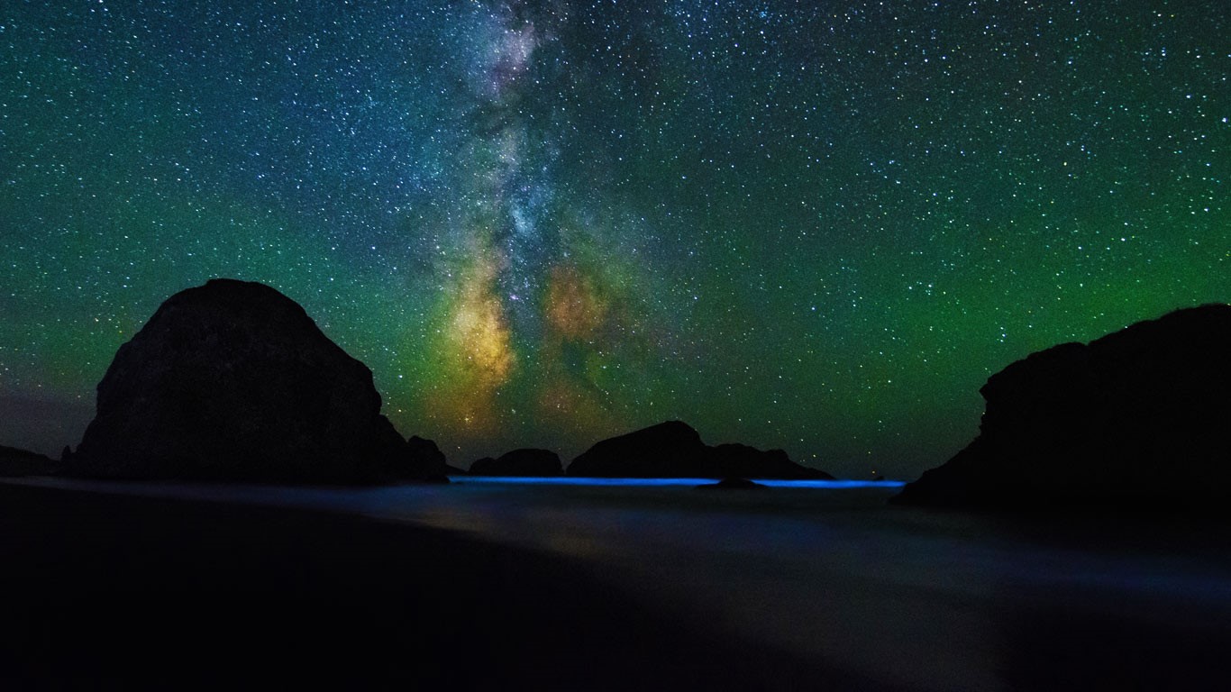 俄勒冈,塞巴斯蒂安州立公园的景观走道,满天繁星,海水闪烁 (© David Pasillas/500px) - 2016/03/07 俄勒冈,塞巴斯蒂安州立公园的景观走道,满天繁星,海水闪烁 (© David Pasillas/500px) - 2016/03/07