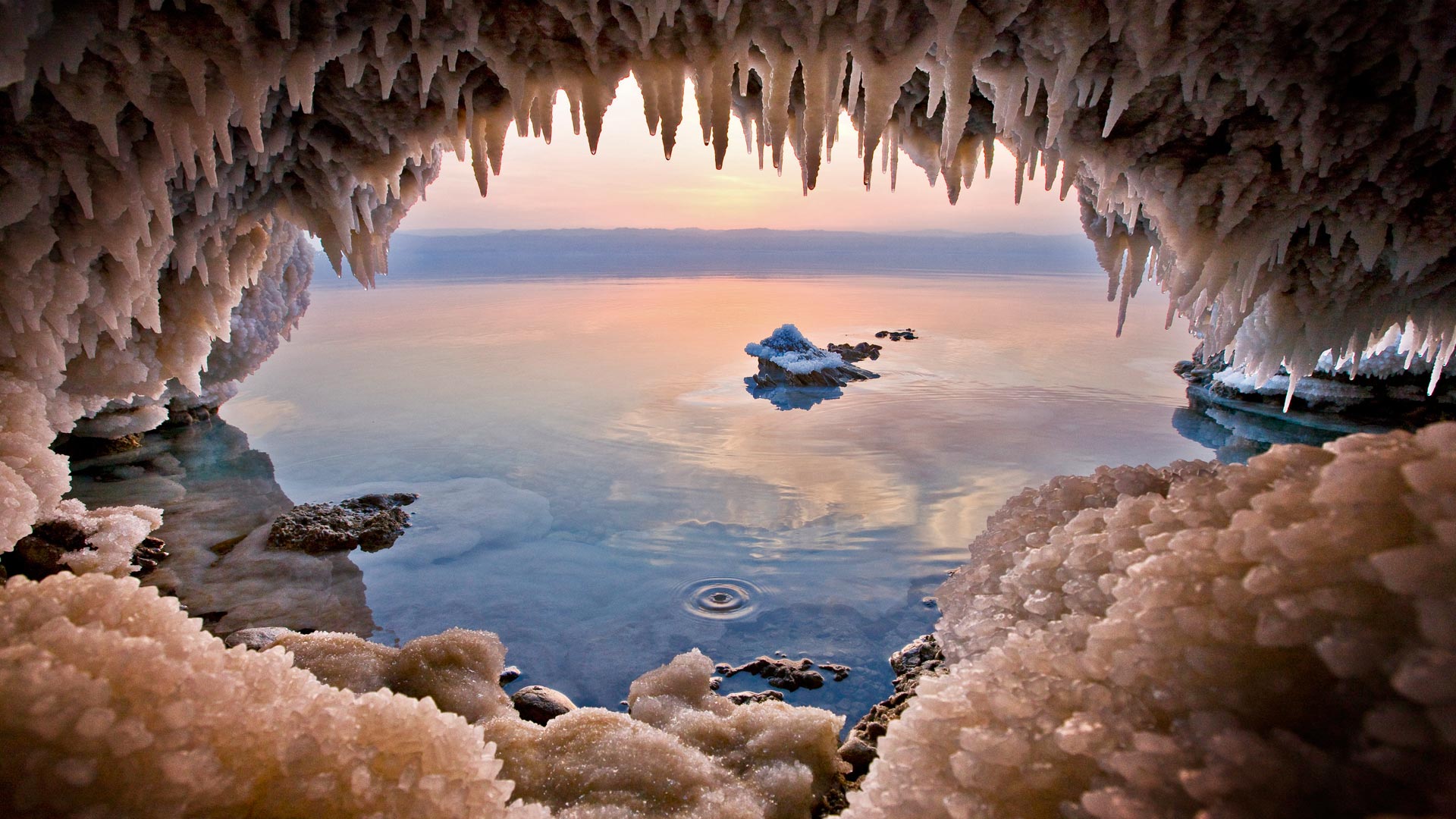 扎拉泉附近,约旦死海沿岸的岩洞 (© George Steinmetz/Corbis) - 2016/04/11 扎拉泉附近,约旦死海沿岸的岩洞 (© George Steinmetz/Corbis) - 2016/04/11