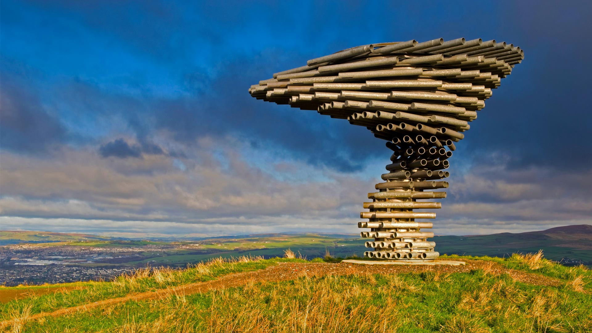 英国,伯恩利歌唱树雕塑的全景 (© Alan Novelli/Alamy) - 2016/04/13 英国,伯恩利歌唱树雕塑的全景 (© Alan Novelli/Alamy) - 2016/04/13