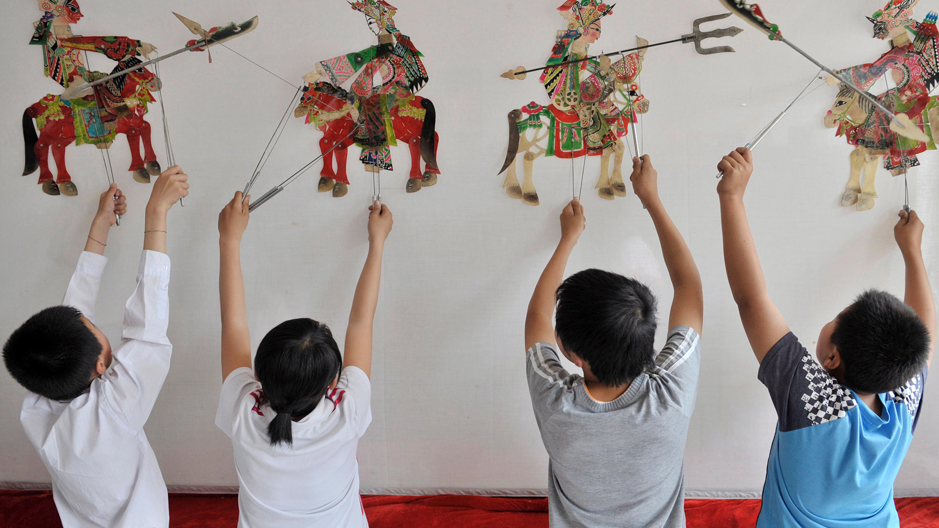 【六一儿童节】中国沈阳,蒲河小学的学生在排练皮影戏 (© epa european pressphoto agency b.v./Alamy Stock Photo) - 2016/06/01 【六一儿童节】中国沈阳,蒲河小学的学生在排练皮影戏 (© epa european pressphoto agency b.v./Alamy Stock Photo) - 2016/06/01