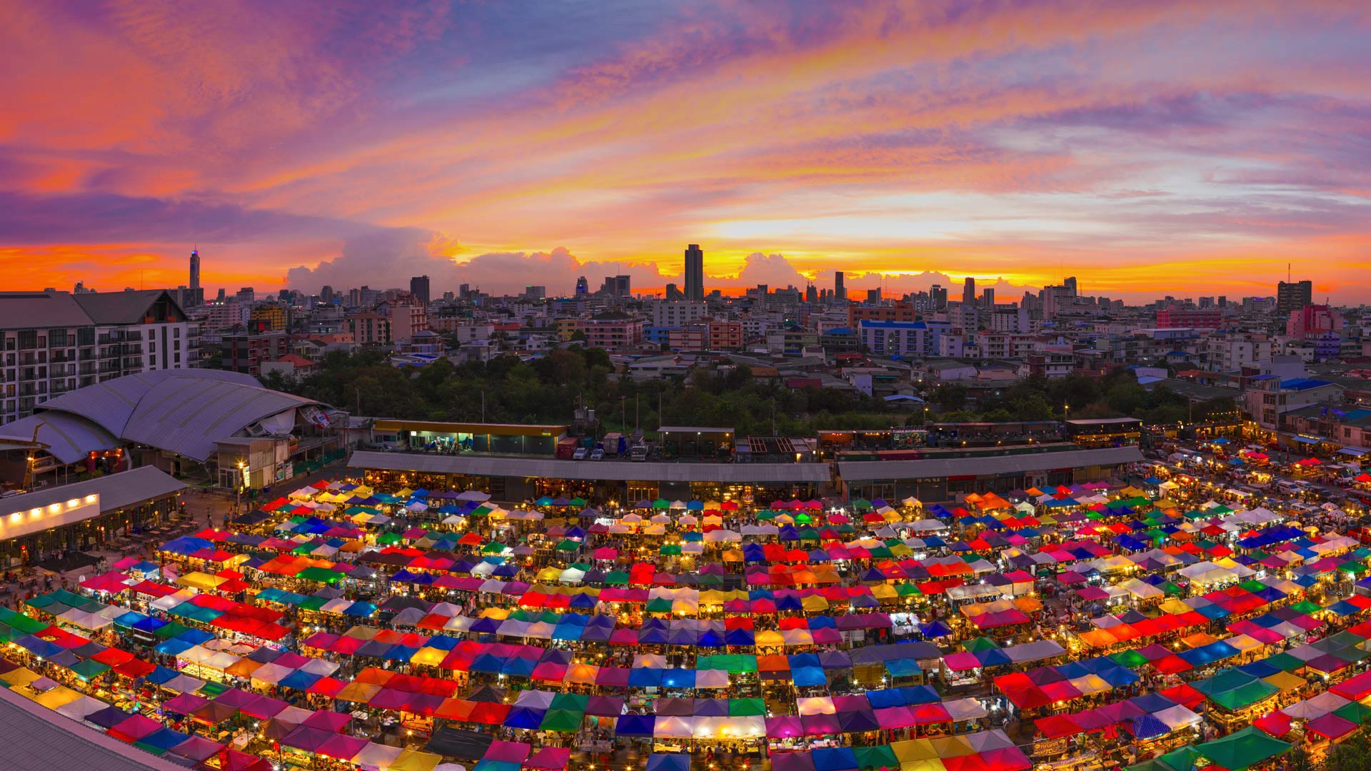 拉差达的火车夜市,泰国曼谷 (© FUN FUN PHOTO/Shutterstock) - 2016/07/13 拉差达的火车夜市,泰国曼谷 (© FUN FUN PHOTO/Shutterstock) - 2016/07/13