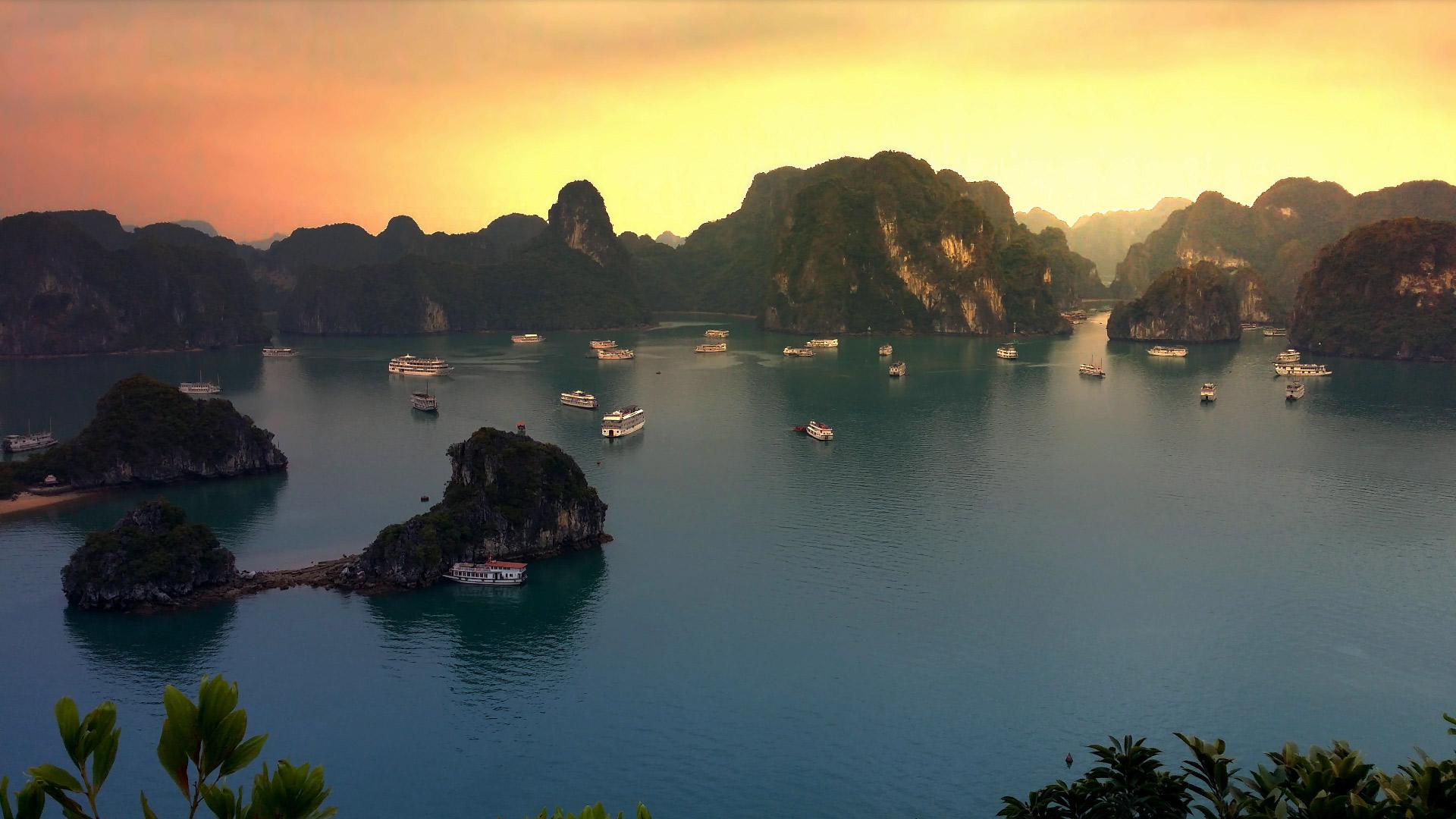 下龙湾的日落, 越南 (© Banana Republic Images/Shutterstock) - 2016/10/19 下龙湾的日落, 越南 (© Banana Republic Images/Shutterstock) - 2016/10/19