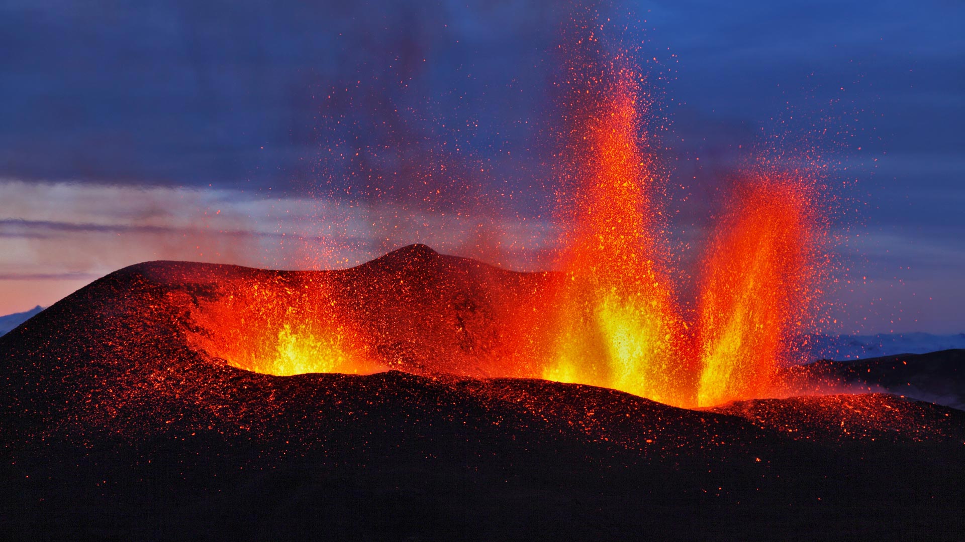 爆发中的艾雅法拉火山,冰岛 (© moodboard/Cultura/Getty Images) - 2016/10/25 爆发中的艾雅法拉火山,冰岛 (© moodboard/Cultura/Getty Images) - 2016/10/25