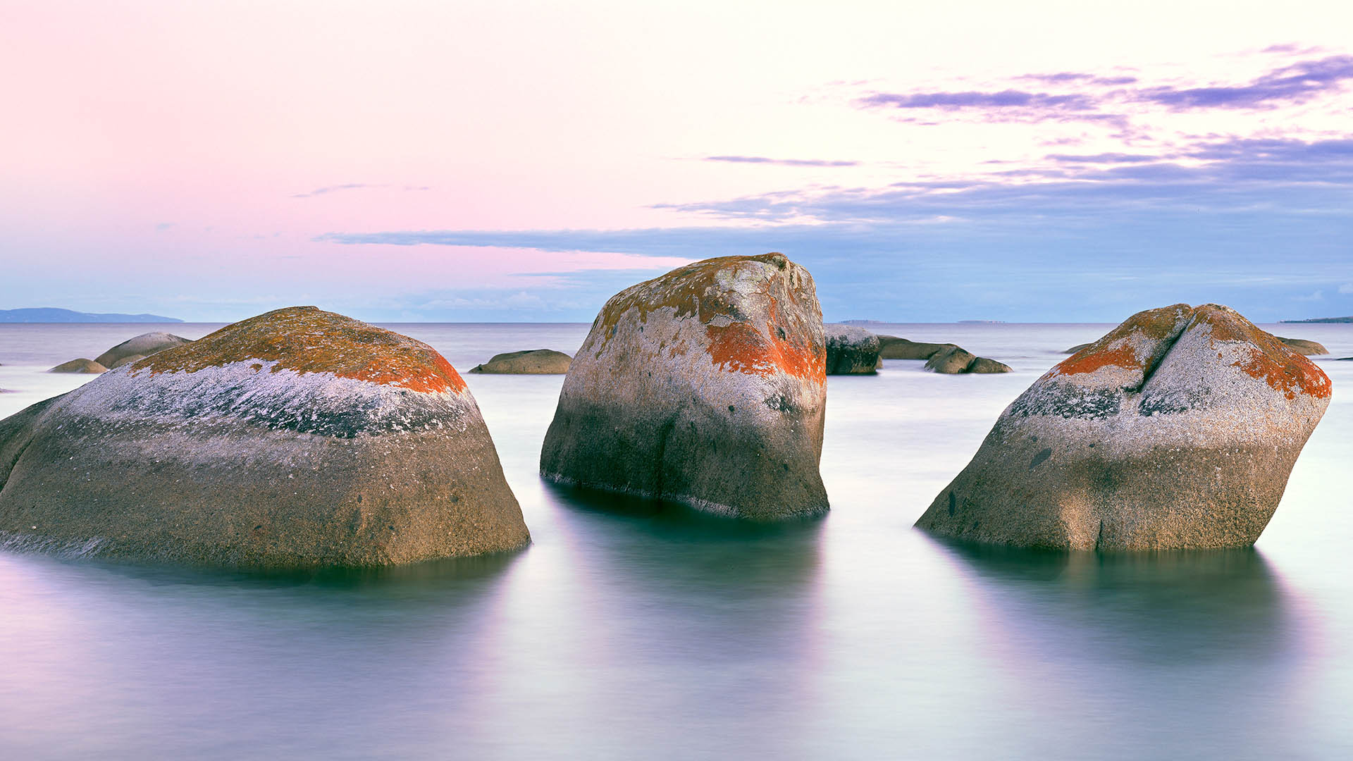 弗林德斯岛附近的花岗岩岩石,塔斯马尼亚州,澳大利亚 (© Masterfile/Aurora Photos) - 2016/11/13 弗林德斯岛附近的花岗岩岩石,塔斯马尼亚州,澳大利亚 (© Masterfile/Aurora Photos) - 2016/11/13