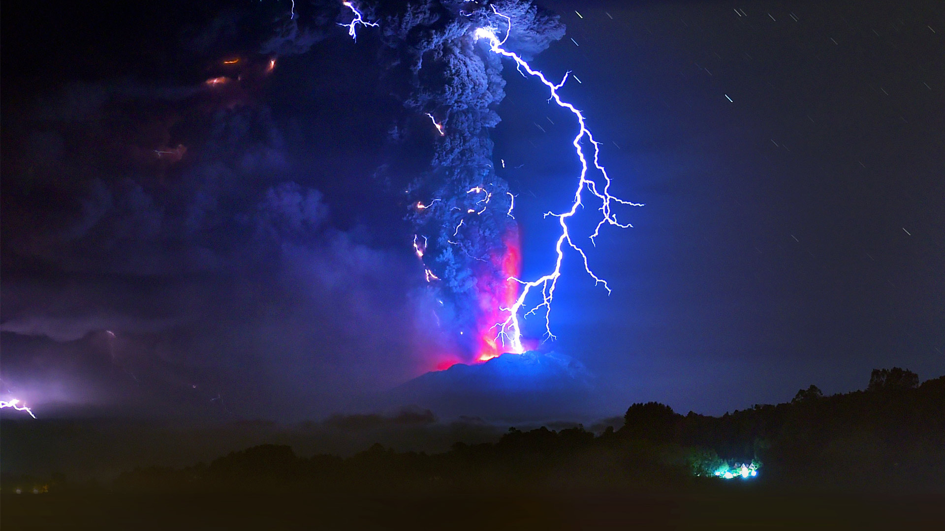 爆发中的卡尔布科火山,智利,2015年4月 (© Martin Bernetti/AFP/Getty Images) - 2016/11/23 爆发中的卡尔布科火山,智利,2015年4月 (© Martin Bernetti/AFP/Getty Images) - 2016/11/23