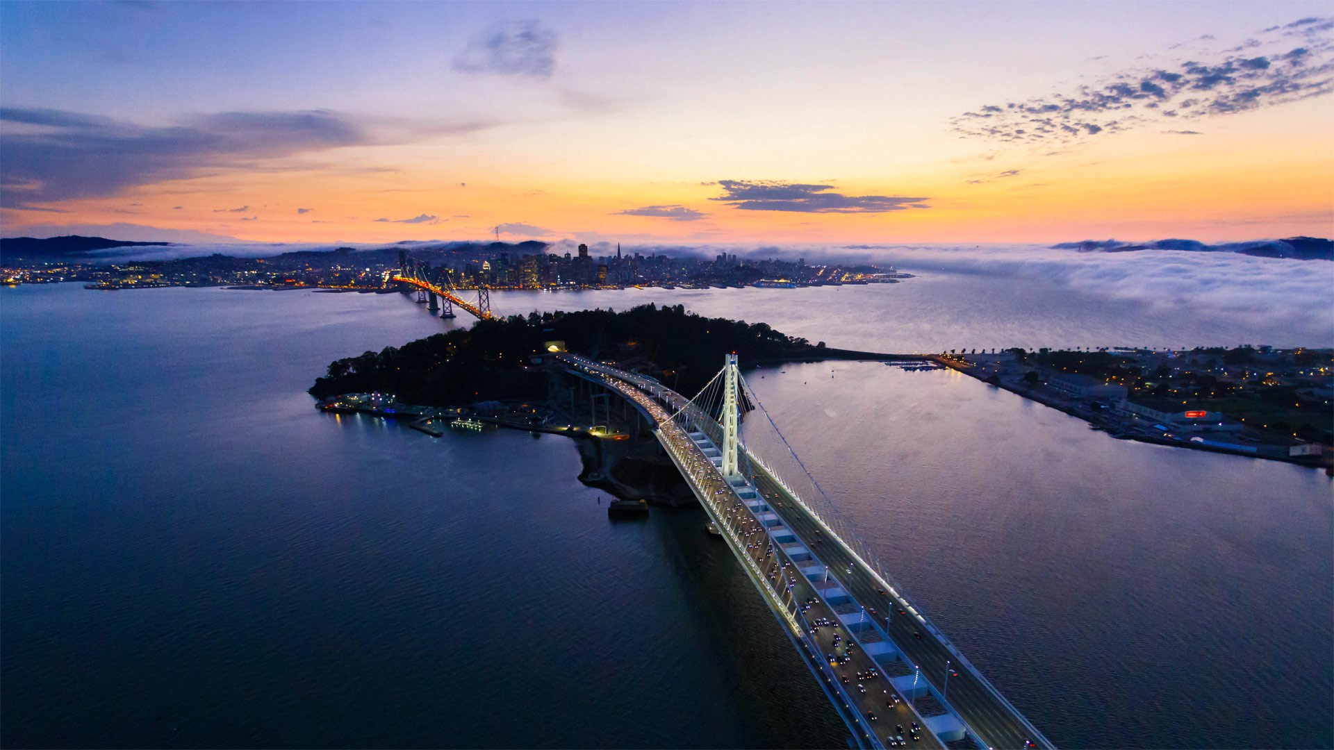 旧金山-奥克兰海湾大桥和其背后的旧金山,加利福尼亚州 (© Engel Ching/Alamy) - 2016/11/29 旧金山-奥克兰海湾大桥和其背后的旧金山,加利福尼亚州 (© Engel Ching/Alamy) - 2016/11/29