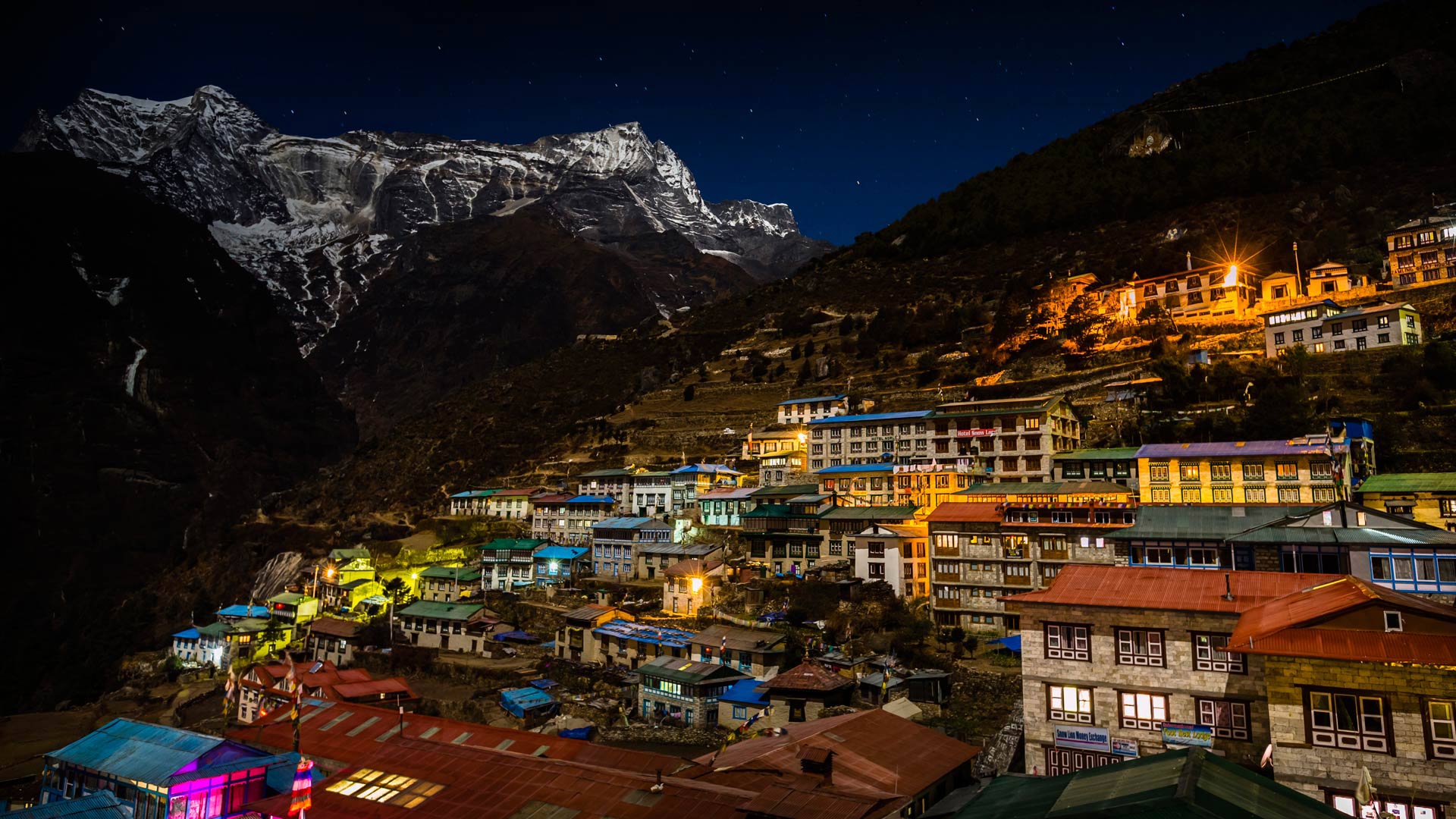 在南崎巴札小镇上方矗立的Kongde Ri山峰,萨加玛塔国家公园,尼泊尔 (© Andrew Peacock/Aurora Photos) - 2017/01/14 在南崎巴札小镇上方矗立的Kongde Ri山峰,萨加玛塔国家公园,尼泊尔 (© Andrew Peacock/Aurora Photos) - 2017/01/14