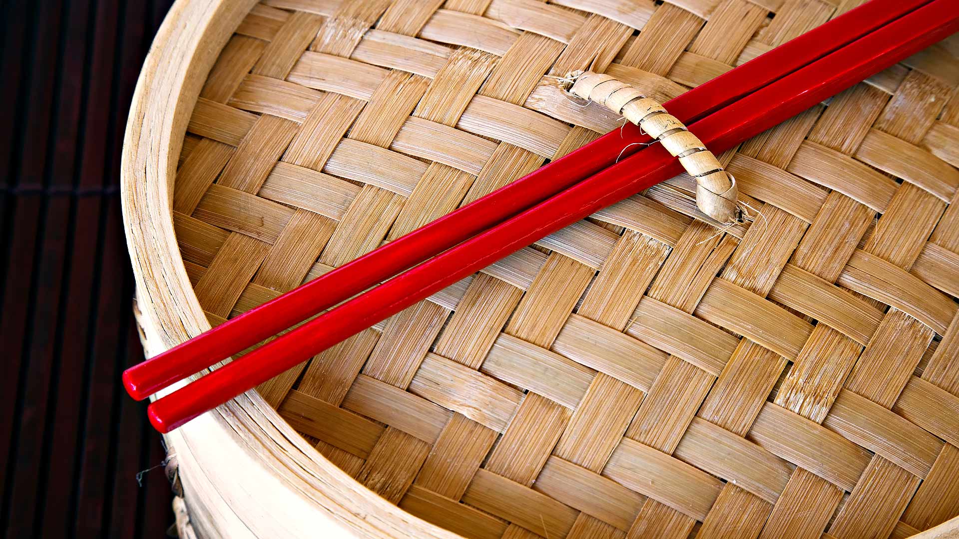 红筷子和蒸笼,中国 (© Dudley Wood/Alamy Stock Photo) - 2017/01/27 红筷子和蒸笼,中国 (© Dudley Wood/Alamy Stock Photo) - 2017/01/27