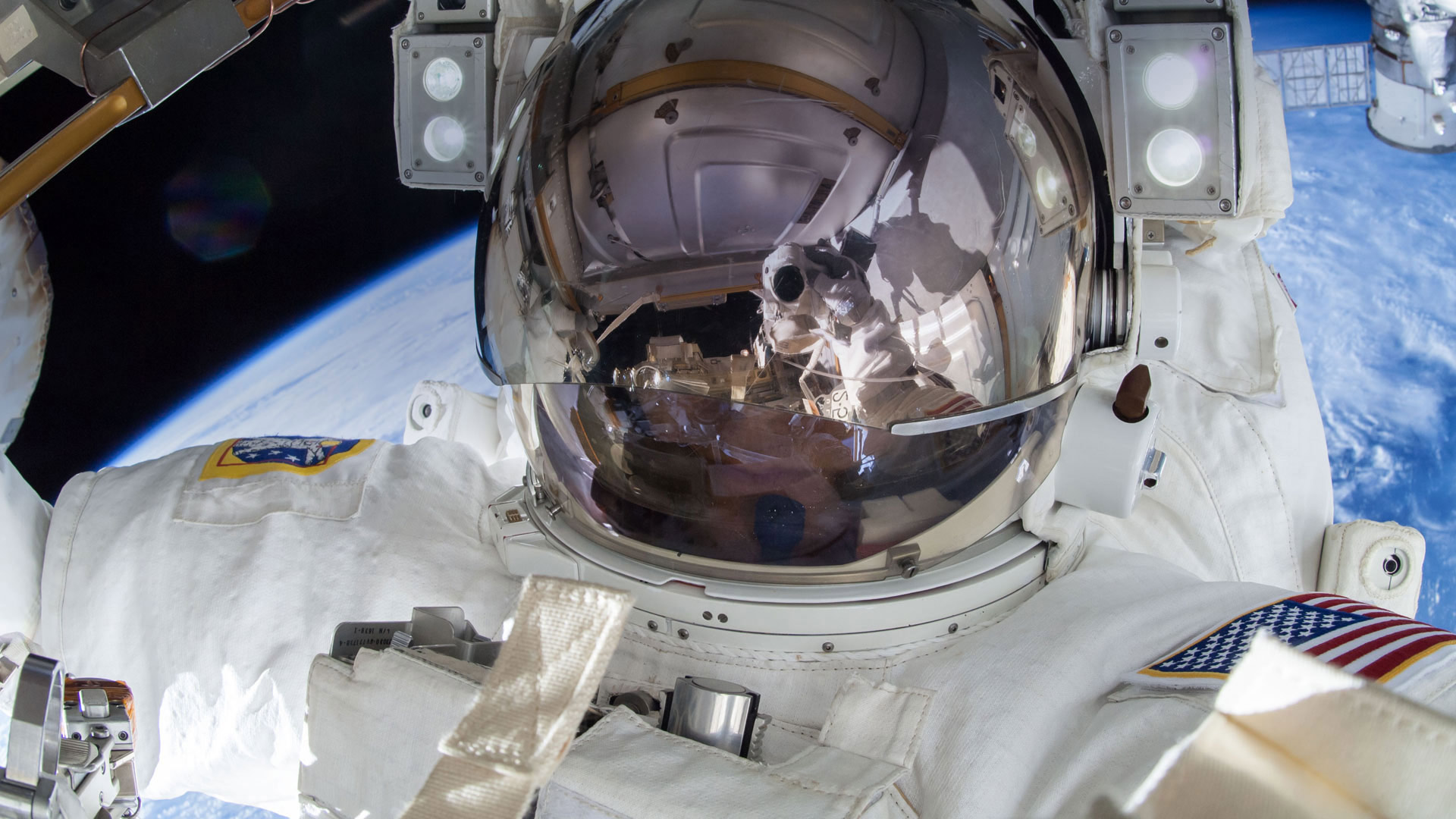 宇航员Terry Virts的太空自拍照 (© NASA) - 2017/04/12 宇航员Terry Virts的太空自拍照 (© NASA) - 2017/04/12