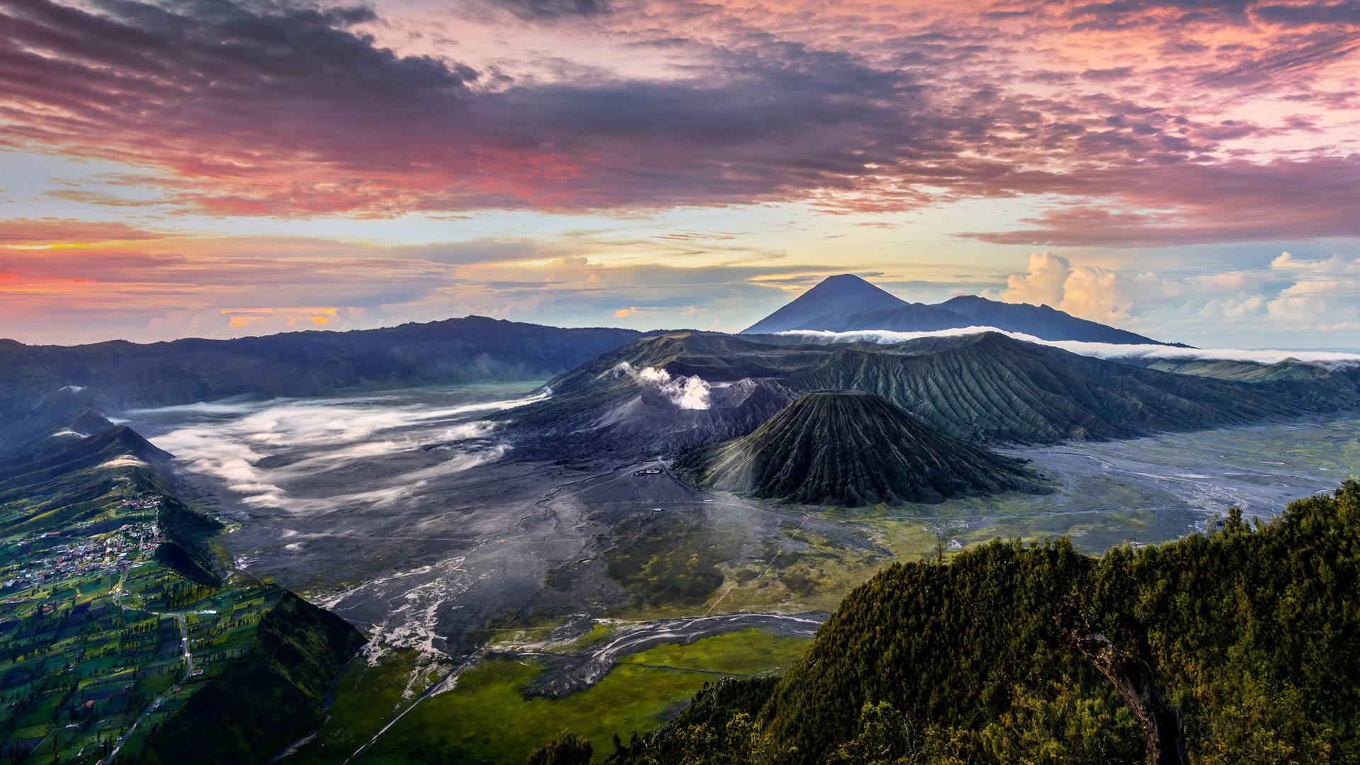 浓烟滚滚的布罗莫火山,印度尼西亚爪哇岛东部 (© Shutterstock) - 2017/05/27 浓烟滚滚的布罗莫火山,印度尼西亚爪哇岛东部 (© Shutterstock) - 2017/05/27
