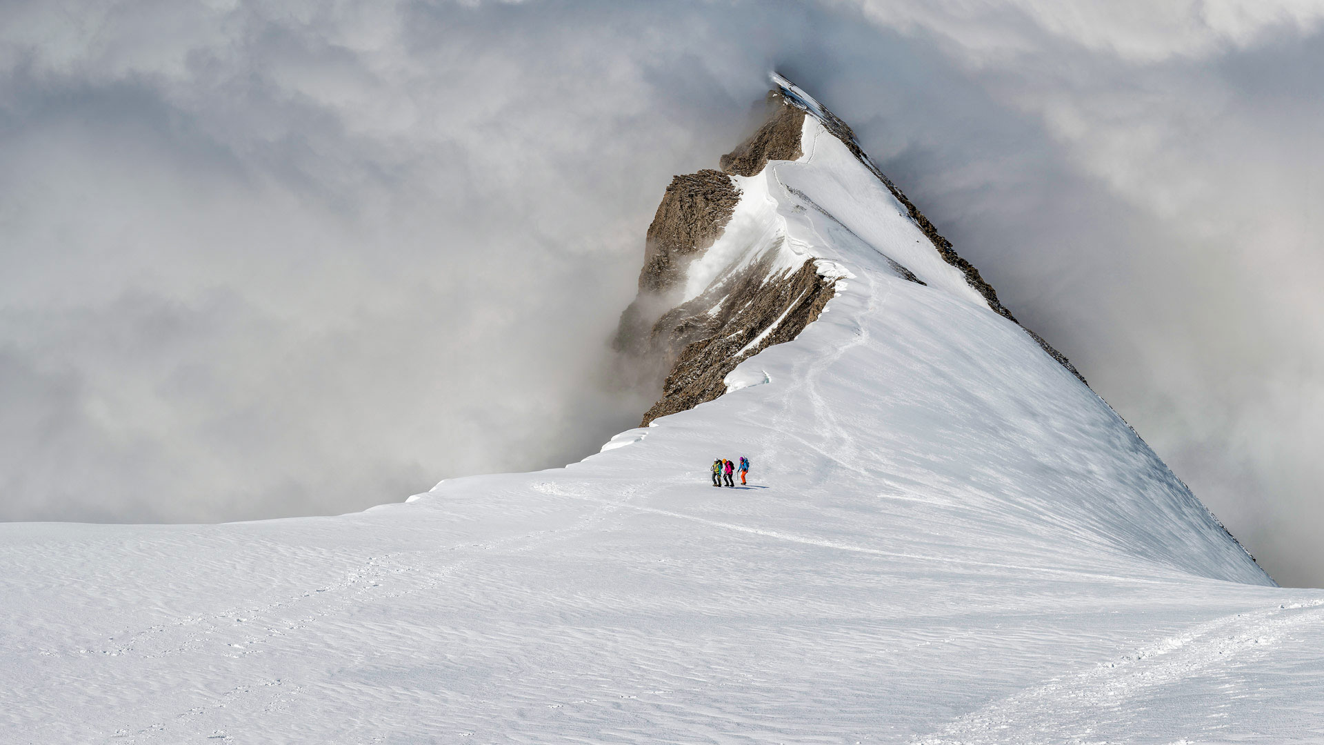 伯尔尼兹阿尔卑斯山脉上的登山队员,瑞士 (© Alun Richardson/plainpicture) - 2017/06/09 伯尔尼兹阿尔卑斯山脉上的登山队员,瑞士 (© Alun Richardson/plainpicture) - 2017/06/09